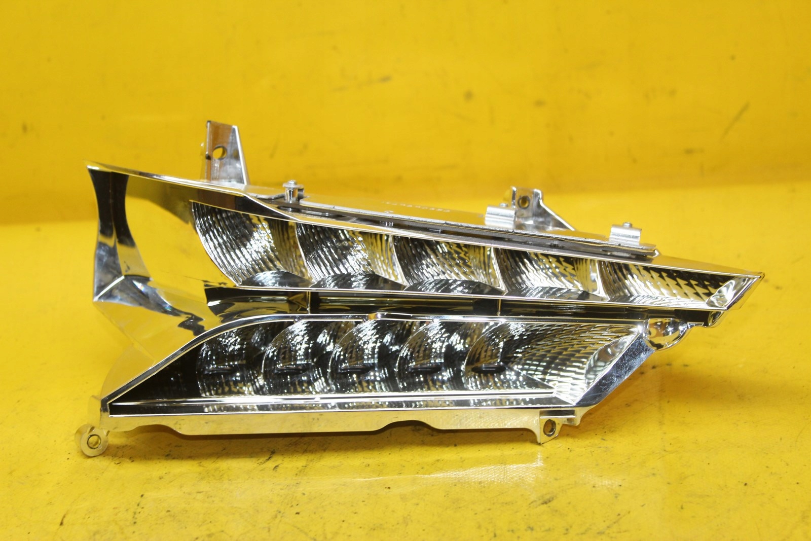 ВІДБИВАЧ ФАРИ БІ-КСЕНОН ПРАВИЙ ПЕРЕД MASERATI GHIBLI