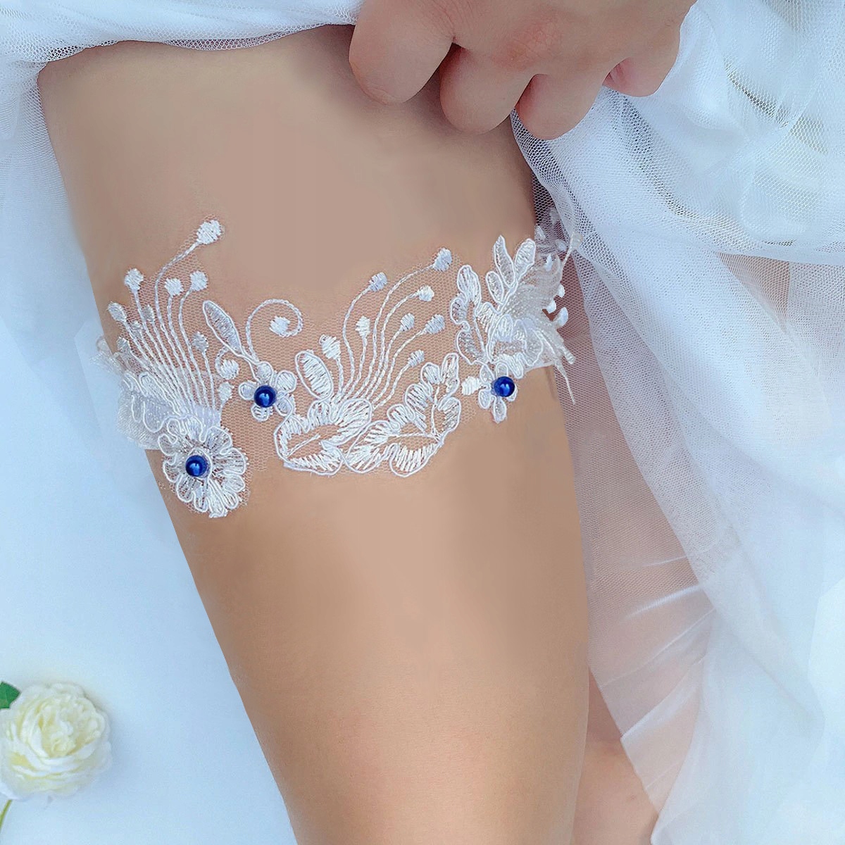 

Podwiązka Ślubna biała z szafirowymi perłami