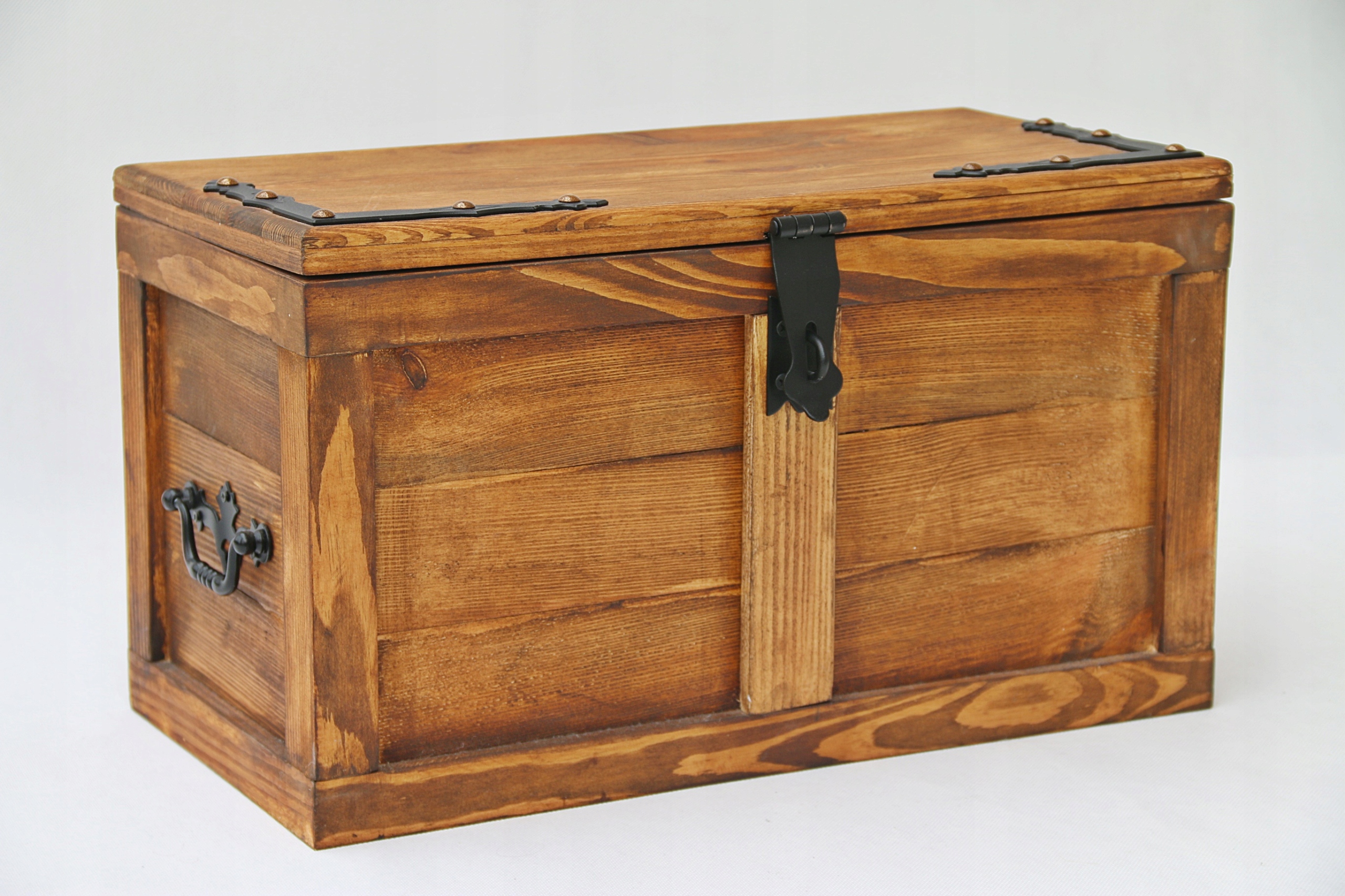 Ozdobna skrzynia w stylu RETRO z okuciem, kufer Marka Artista Carpintero