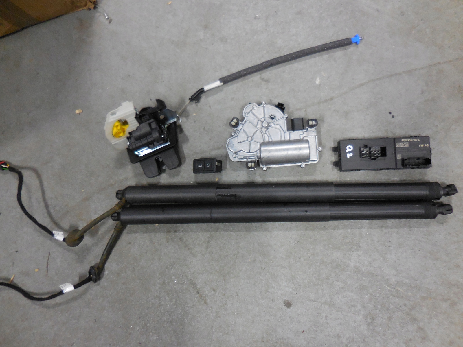 AUDI Q2 электрический люк комплект