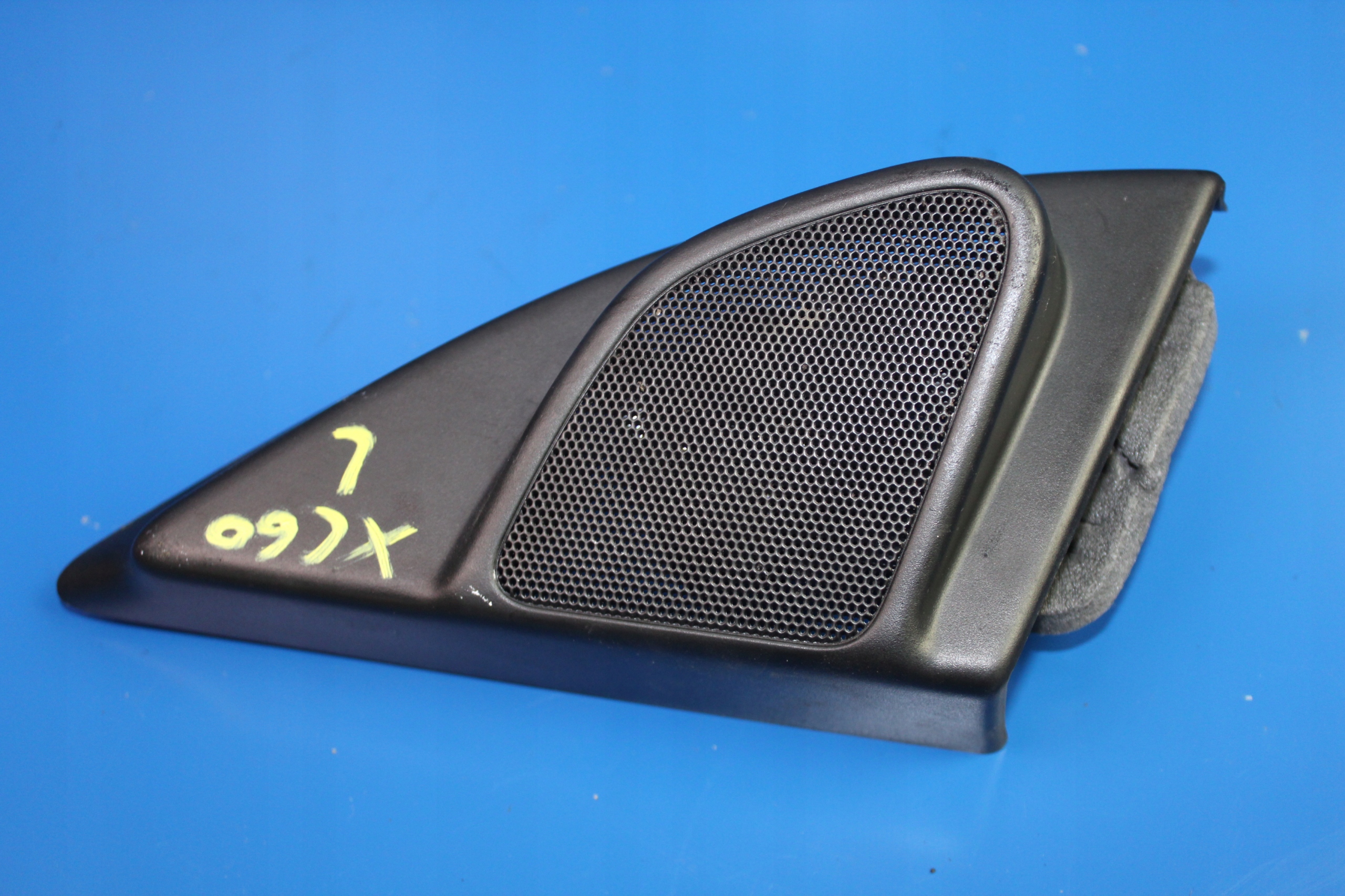 VOLVO XC60 08- TRÓJKĄT OSŁONA GŁOŚNIKA LEWY PRZÓD