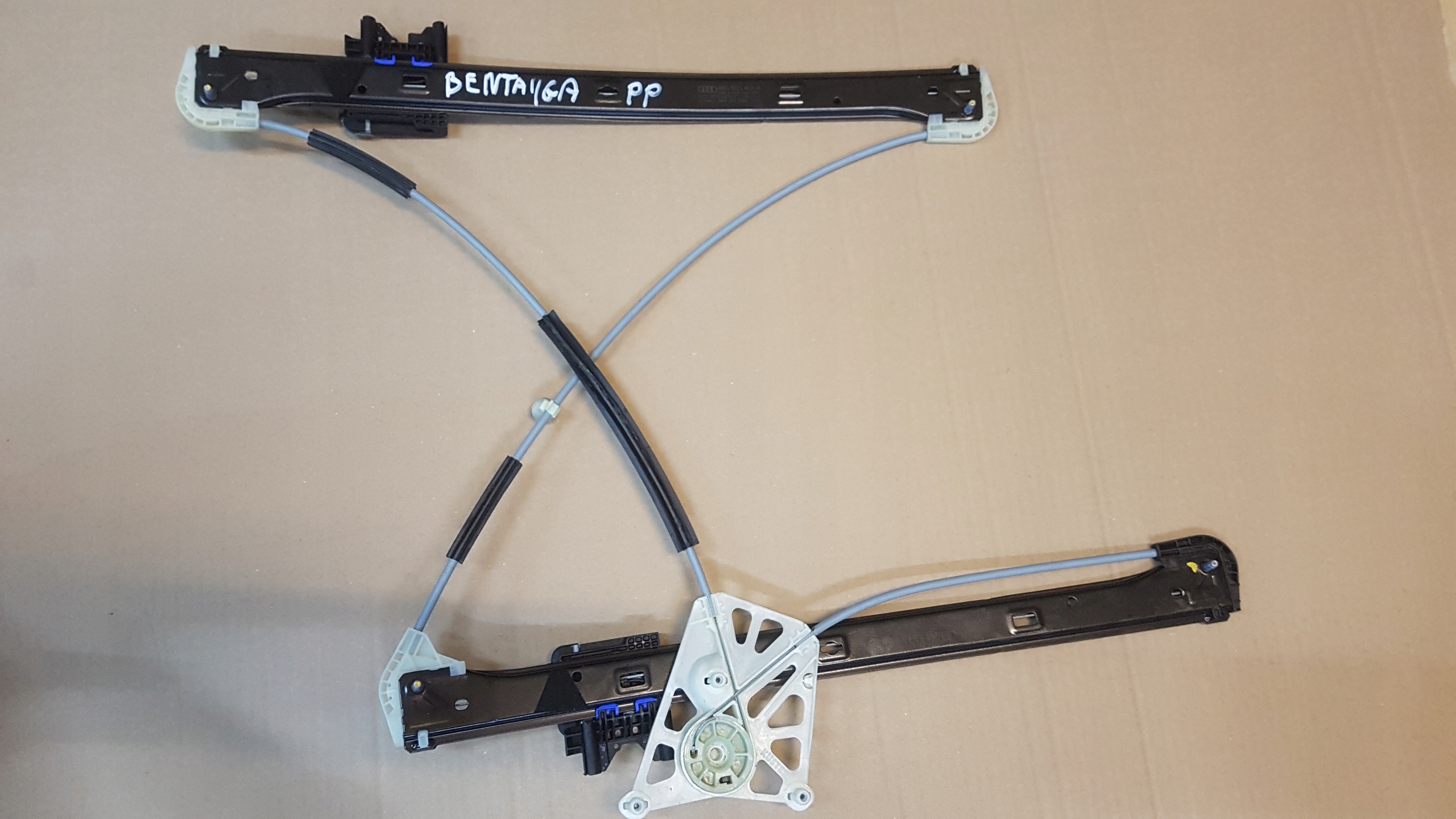 PODNOSNIK СТЕКЛО ПРАВЫЙ ПЕРЕД БЕНТЛИ БЕНТАЙГА