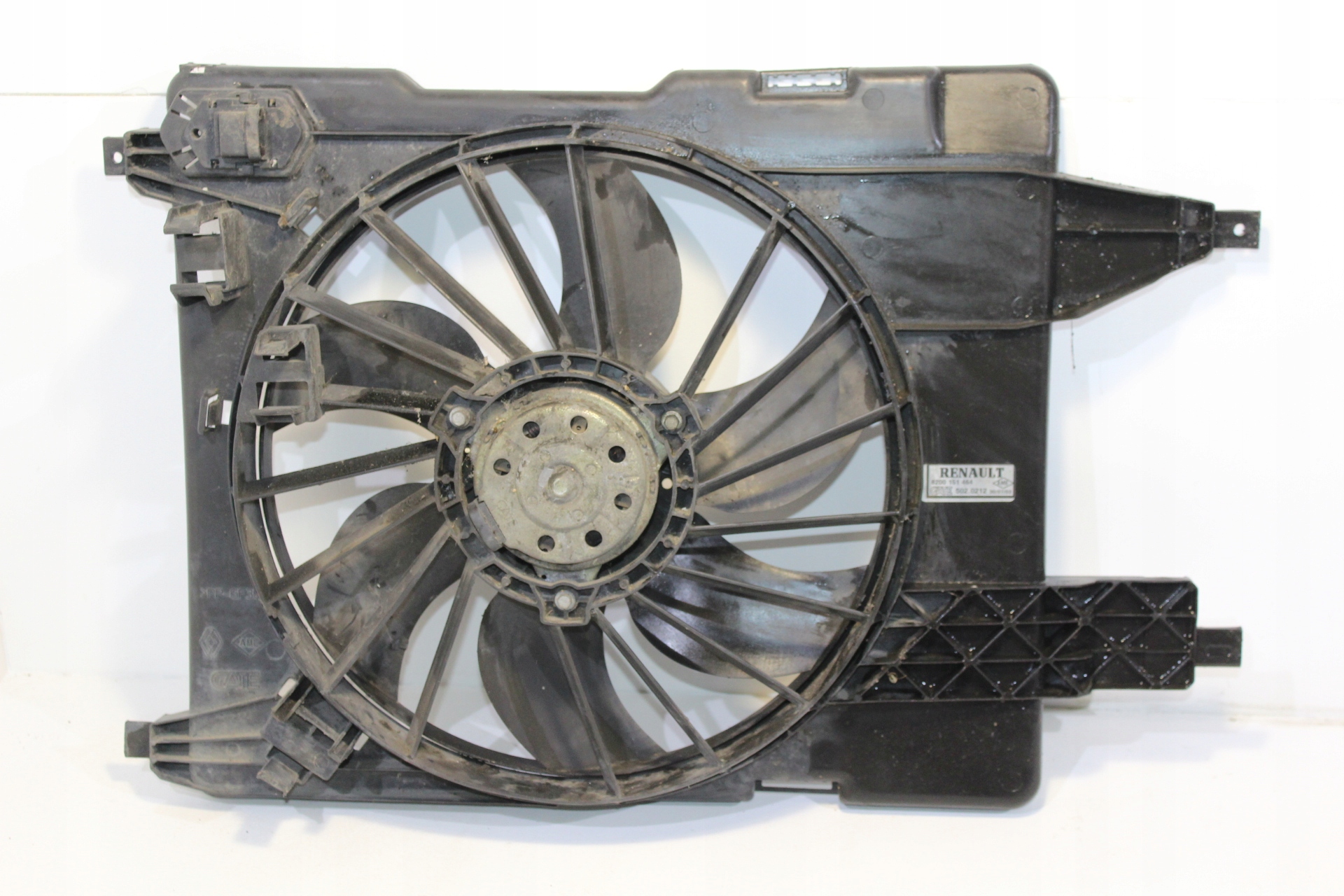 снять вентилятор радиатора на рено меган 2. вентилятор радиатора меган 2 2010 год. 8200151465. Renault megane 2 крепление вентилятора охлаждения. рено меган 2 заглушка радиатора.
