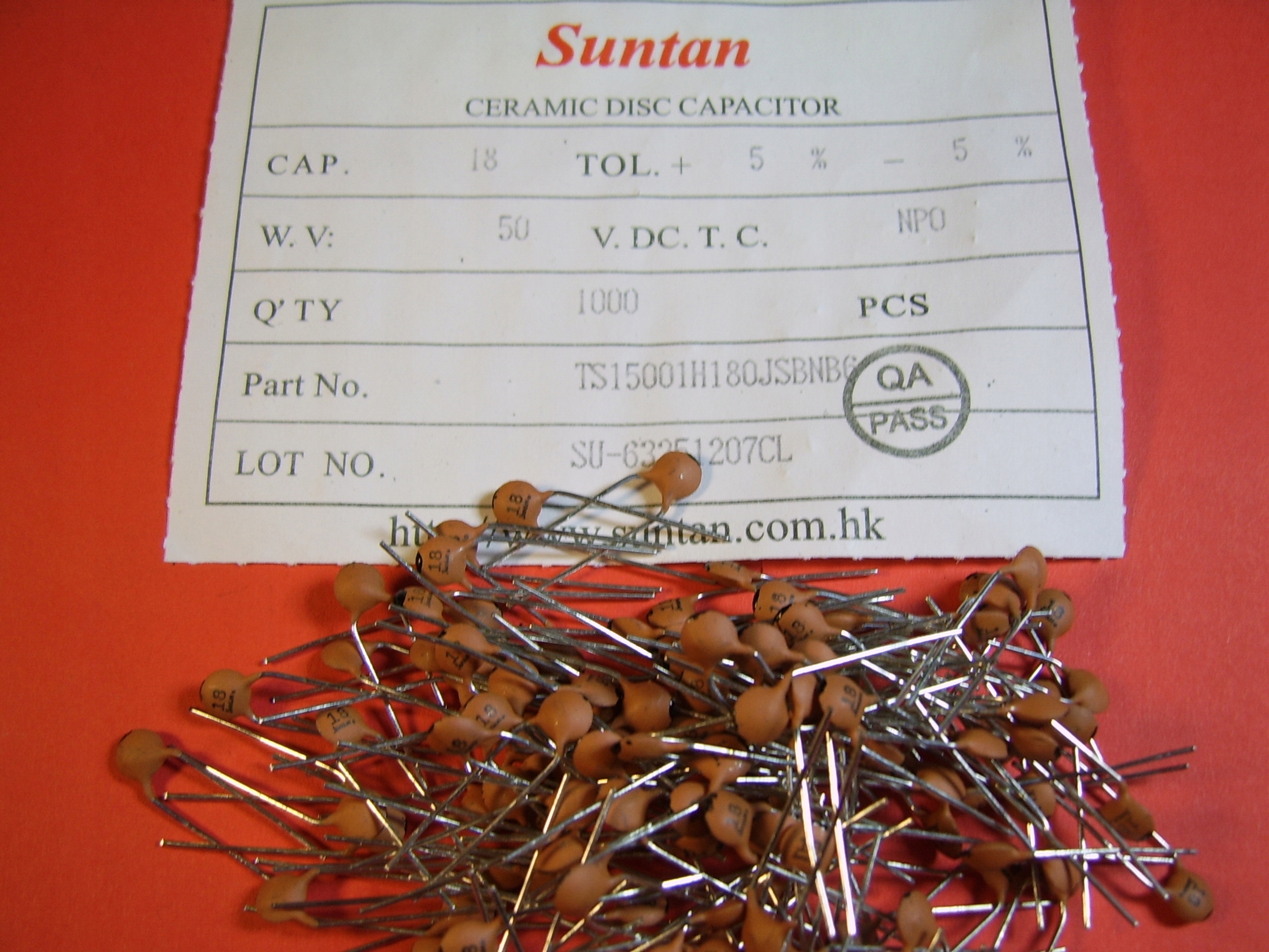 100x 18pF 50V 5% NP0 kond. ceramiczny Tht Suntan