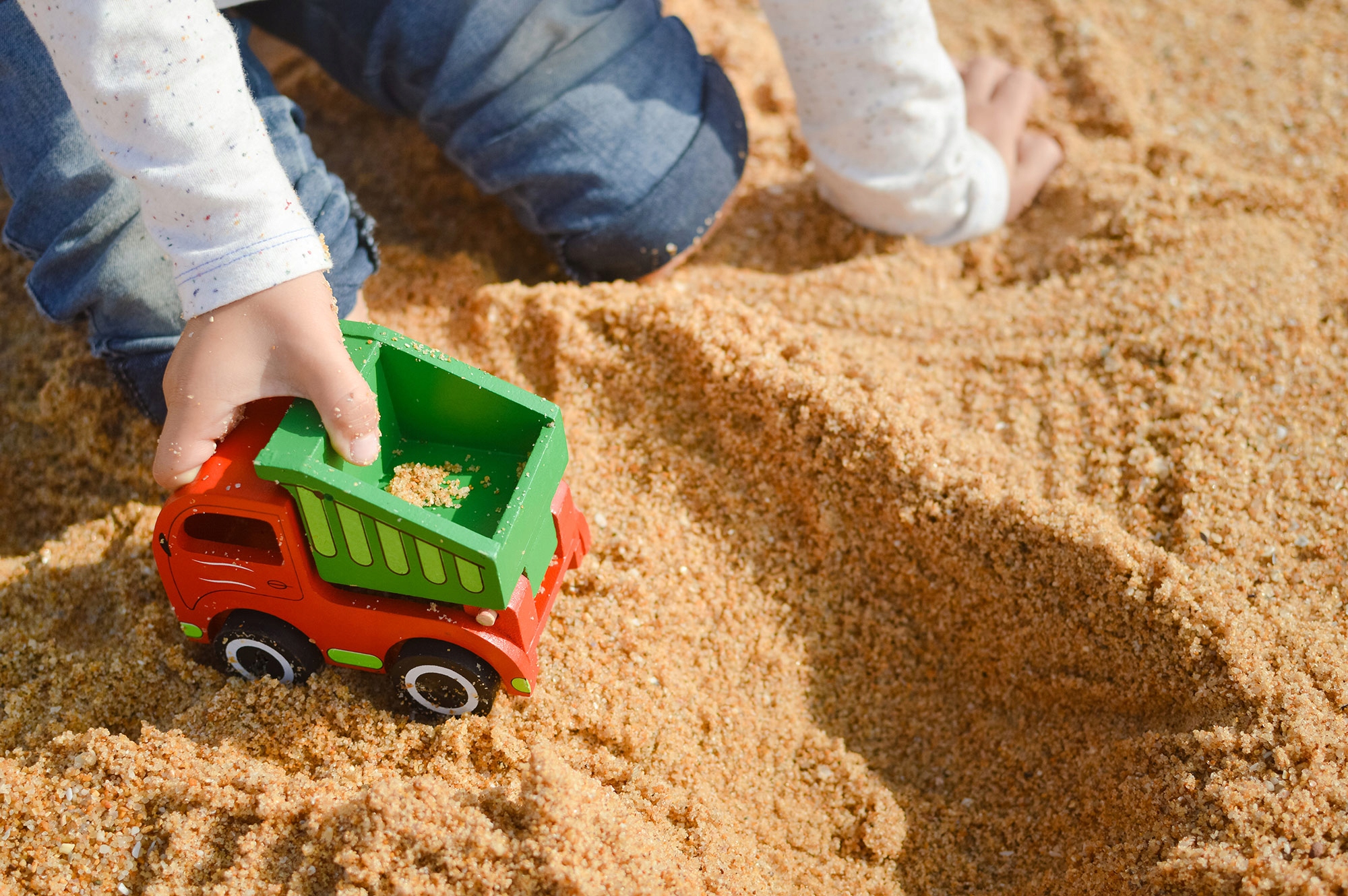 Сколько стоит машина песка с доставкой. Песок для песочницы. Песок для детских площадок. Песок для песочницы для детей. Машинка для песочницы.