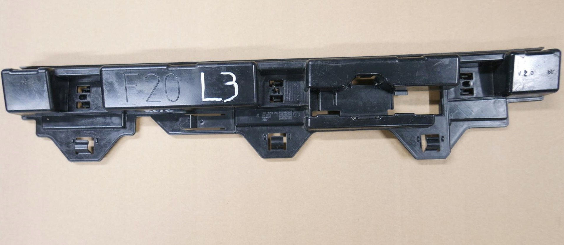 BMW F20 ŚLIZG MOCOWANIE LISTWY PROGOWEJ L3