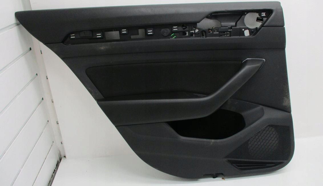 дверные карты левый задний vw PASSAT B8 3G5867211