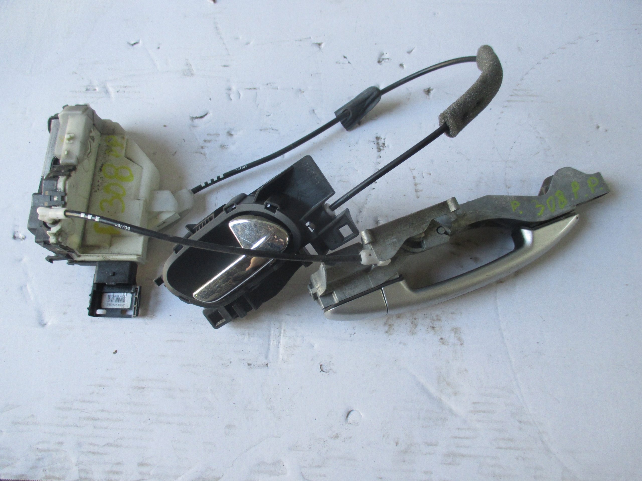 Peugeot 308 10 передняя правая дверная ручка