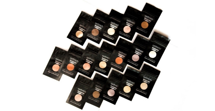 Earthnicity Minerals Puder rozświetlający mineralny próbka w woreczku 0,3 g EAN (GTIN) 5903824599789