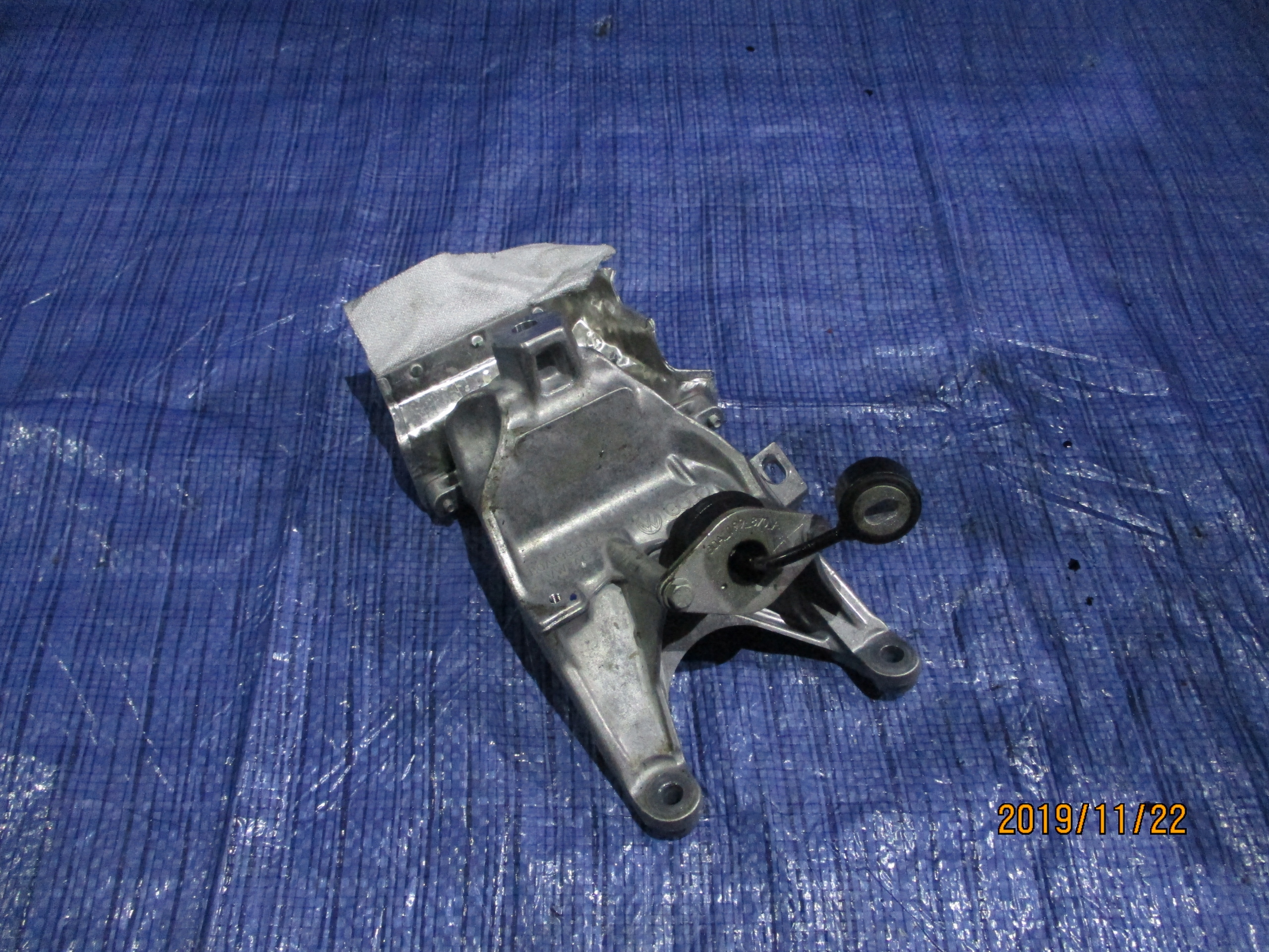 ЛАПА ПІДТРИМУВАЧ ДВИГУНА AUDI Q50a199308a 2.0 TDI