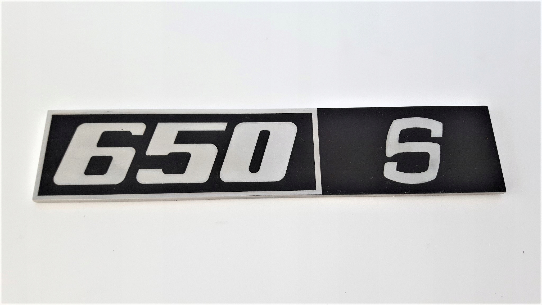 Emblemat znaczek napis 650 S do Fiata 126p śruby