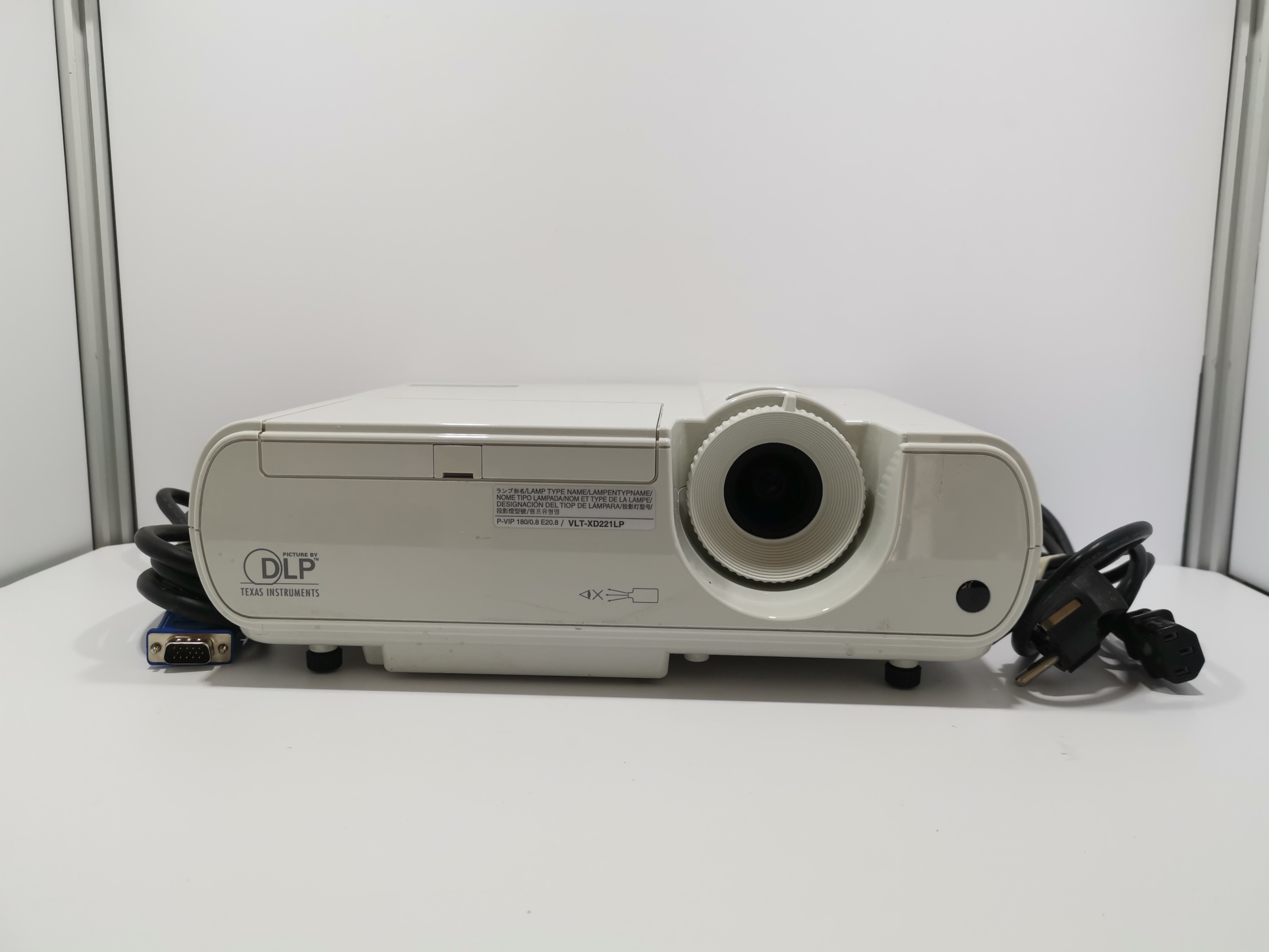 PROJEKTOR RZUTNIK MITSUBISHI XD221U hdmi 2300lm Żywotność lampy w trybie normalnym 5000 h