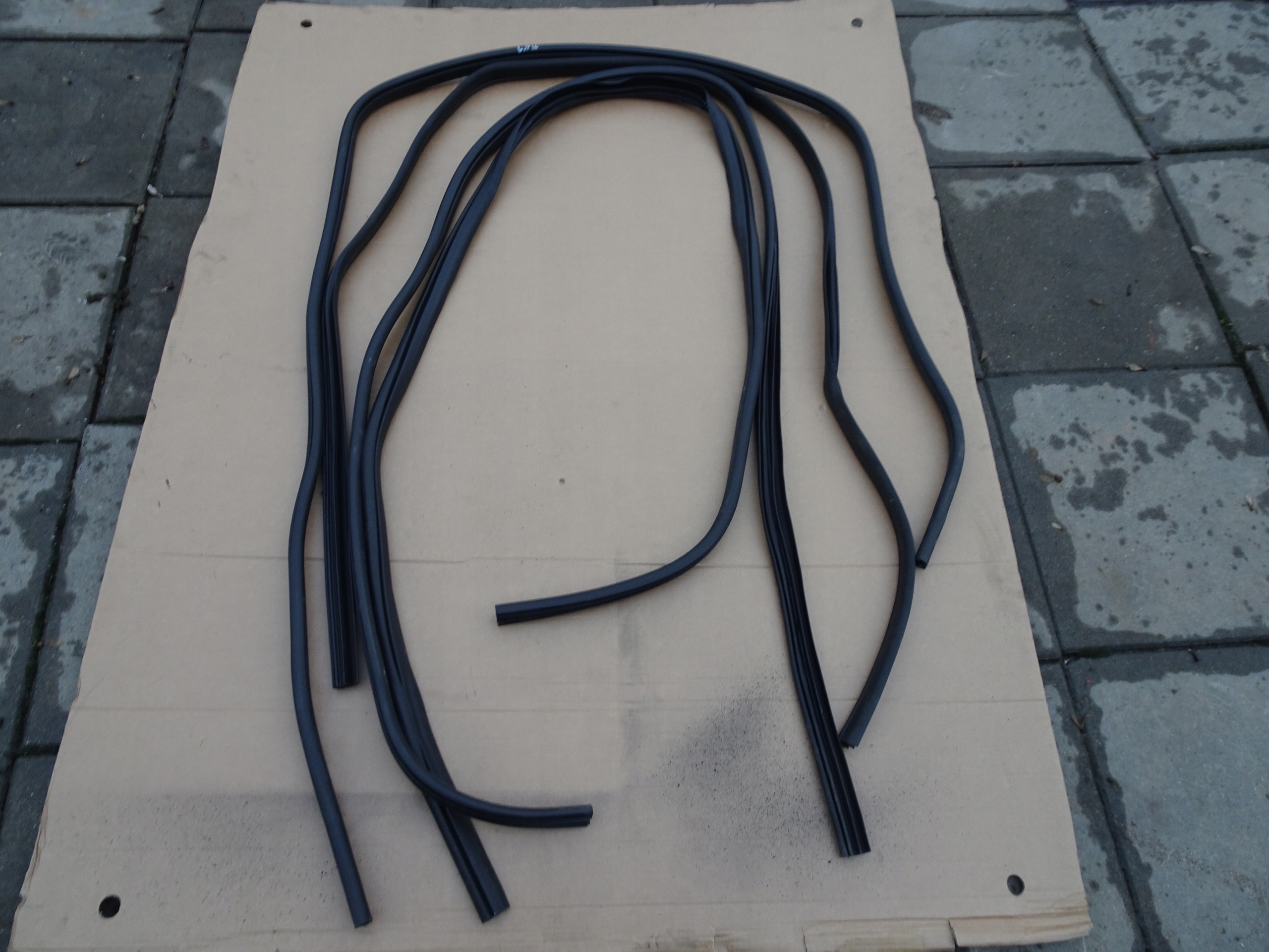 FORD KUGA MK2 LIFT USZCZELKA DRZWI LEWA PRAWA 17r Numer katalogowy części FORD KUGA MK2 LIFT USZCZELKA DRZWI LEWA PRAWA TYŁ