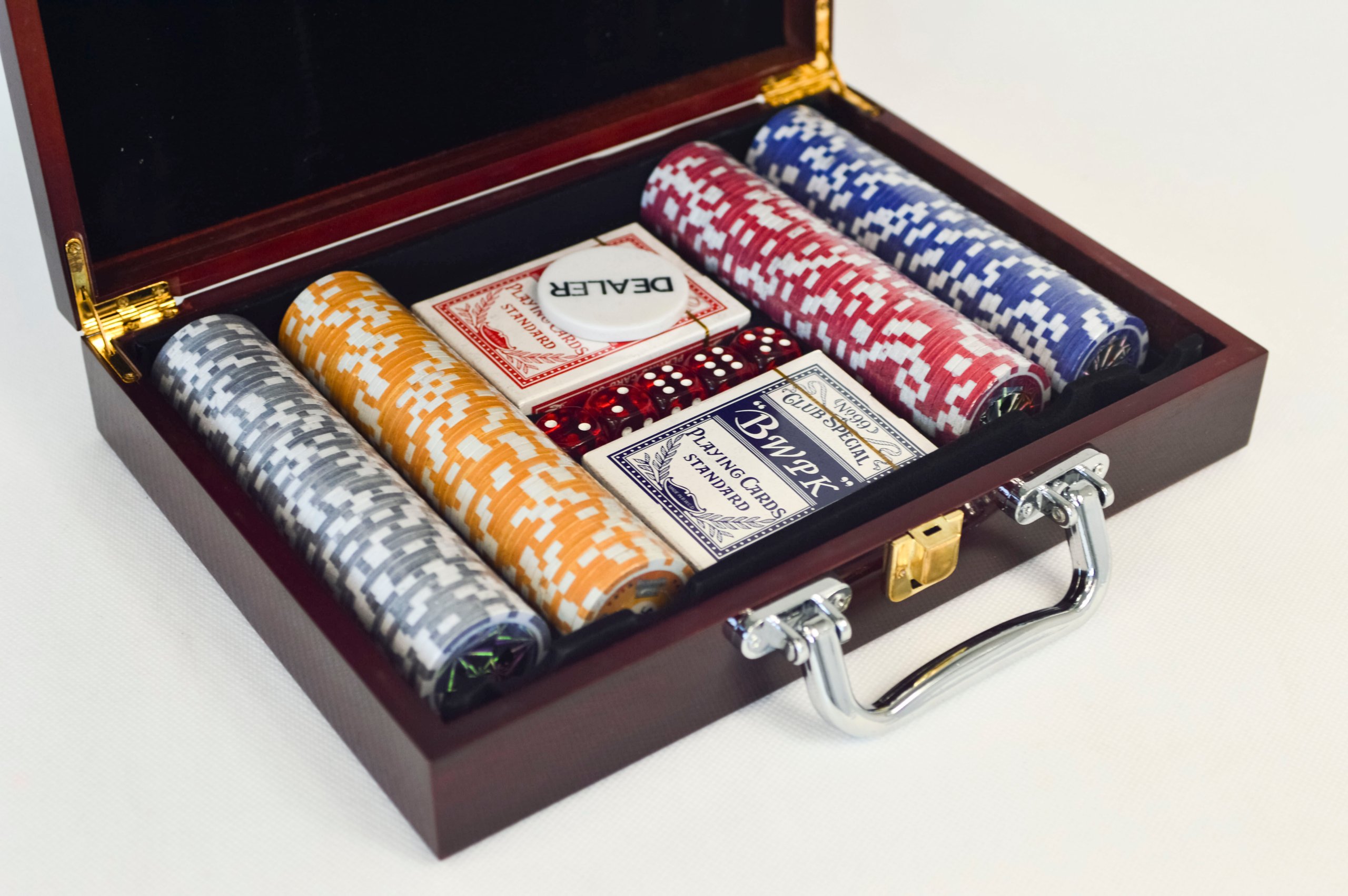 

Piękny Zestaw Do Poker Żetony Karty Mata Drewno