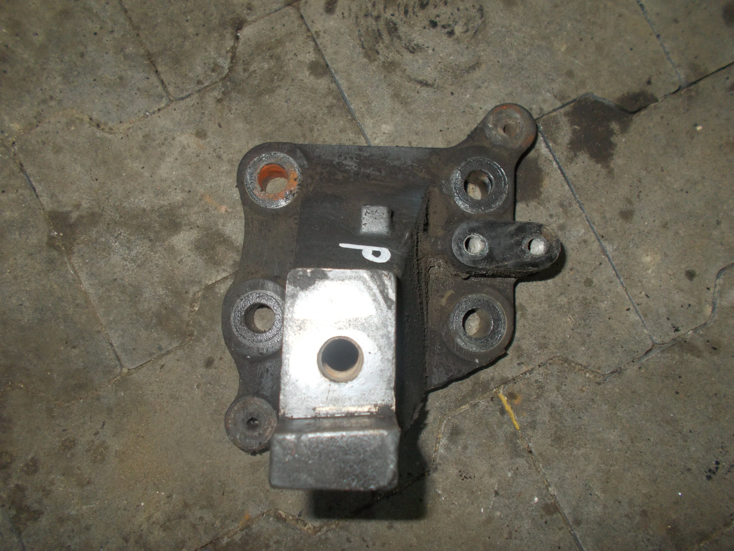 ПРАВАЯ ЛАПА ДВИГАТЕЛЯ MIDLUM 220 DCI