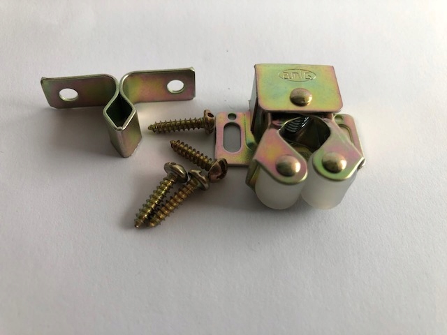 

Zatrzask meblowy rolkowy do drzwi ocynk ż +Blaszka