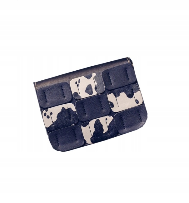 

Mała skórzana torebka z naszywkami WB1725