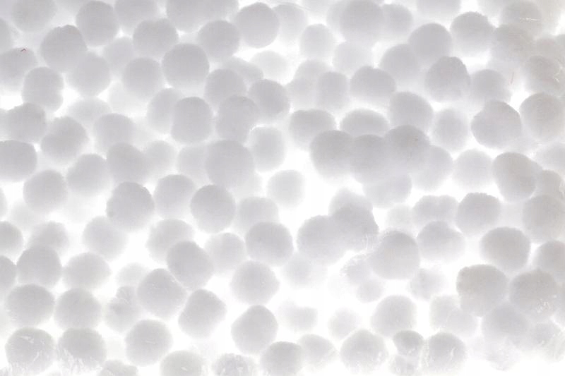 

Pompony dekoracyjne kuleczki białe 1000szt 1,5cm