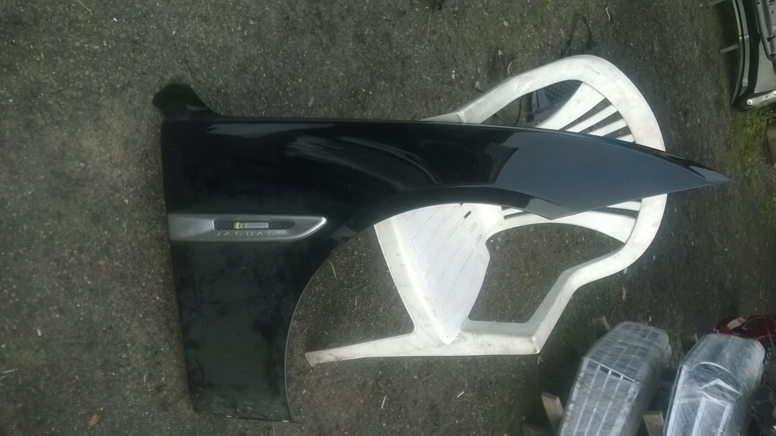 JAGUAR XE R SPORT BŁOTNIK prawy czarny BDB