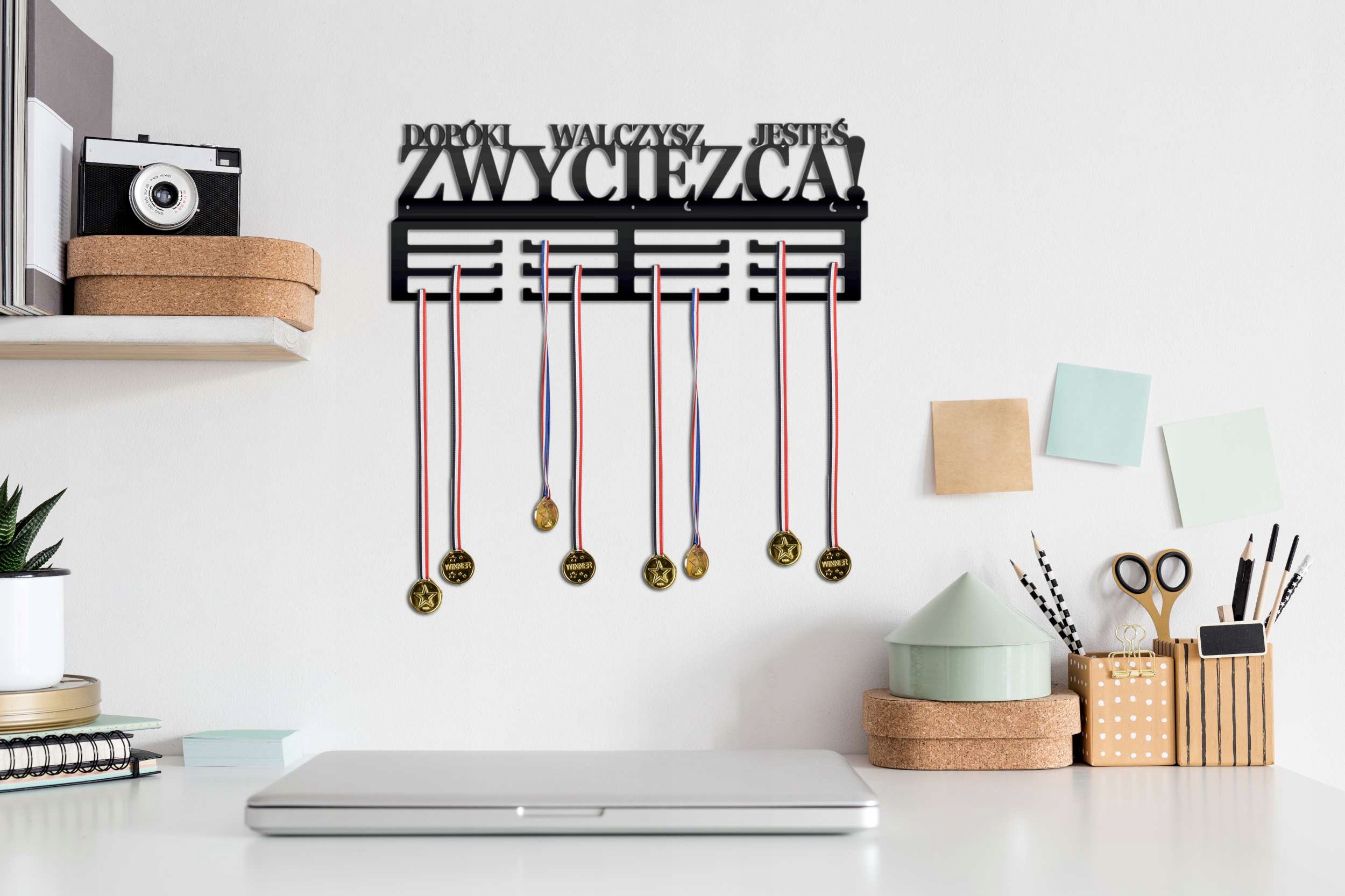 WIESZAK METALOWY NA MEDALE ŚCIENNY ZWYCIĘZCA PIŁKA NOŻNA BIEGANIE 60 cm Dyscyplina sportowa Inna