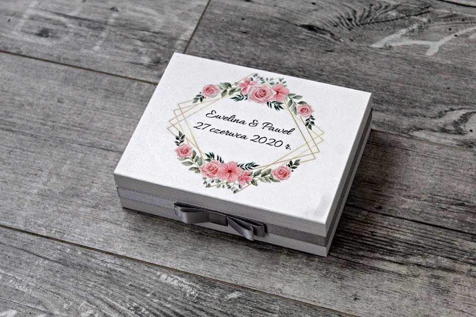 Pudełko na obrączki Różowe Róże z imionami i datą Rodzaj pudełko z poduszką