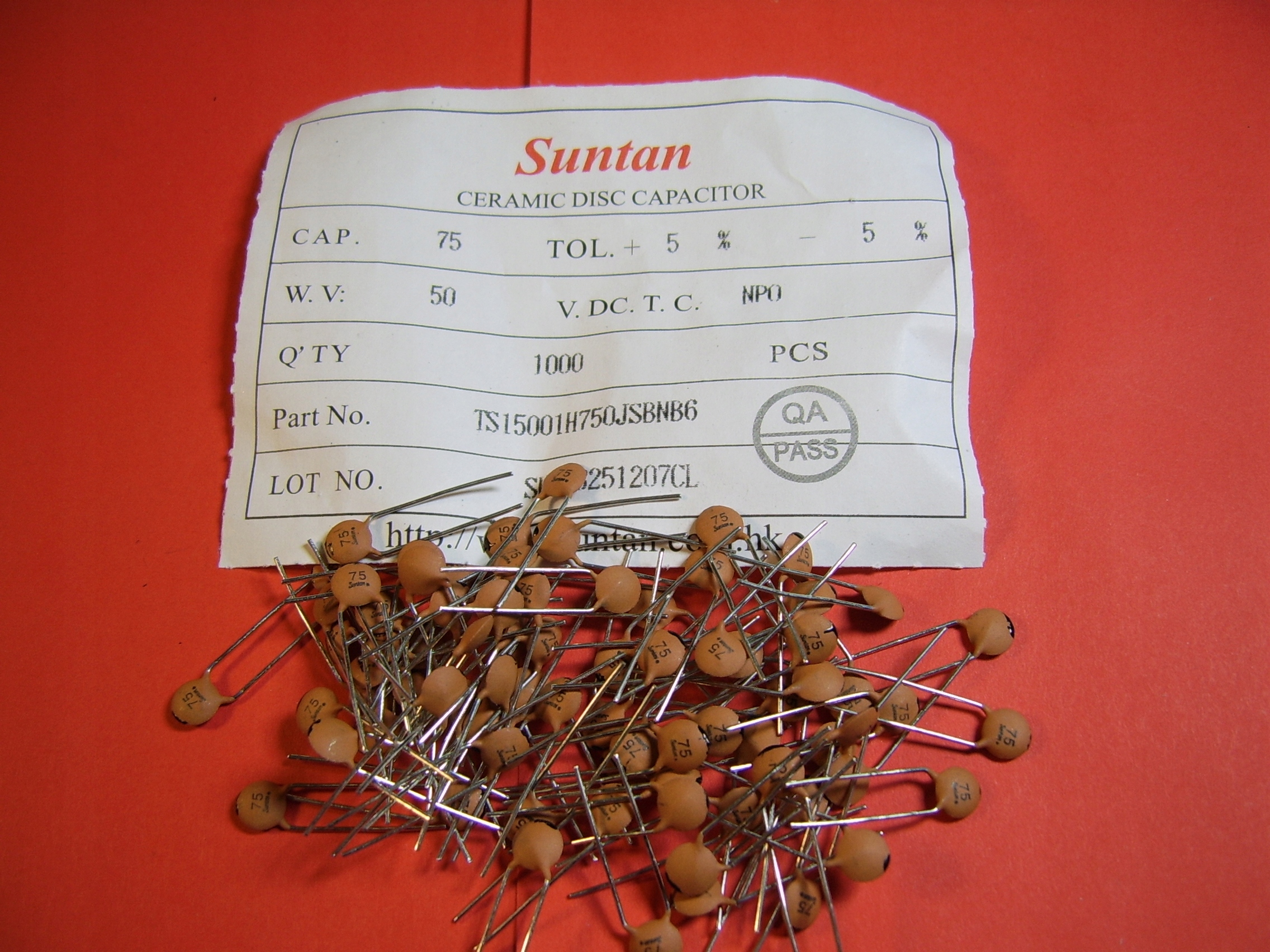 100x 75pF 50V 5% NP0 kond. ceramiczny Tht Suntan