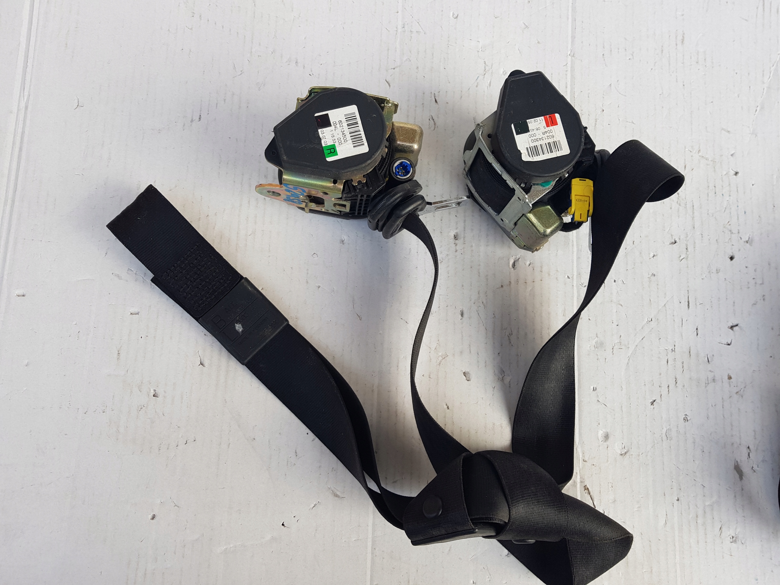 8P3857705B 8P3857706A - Ремінь Натягувач AUDI A3 ' 04-13 3D передній правий + лівий#