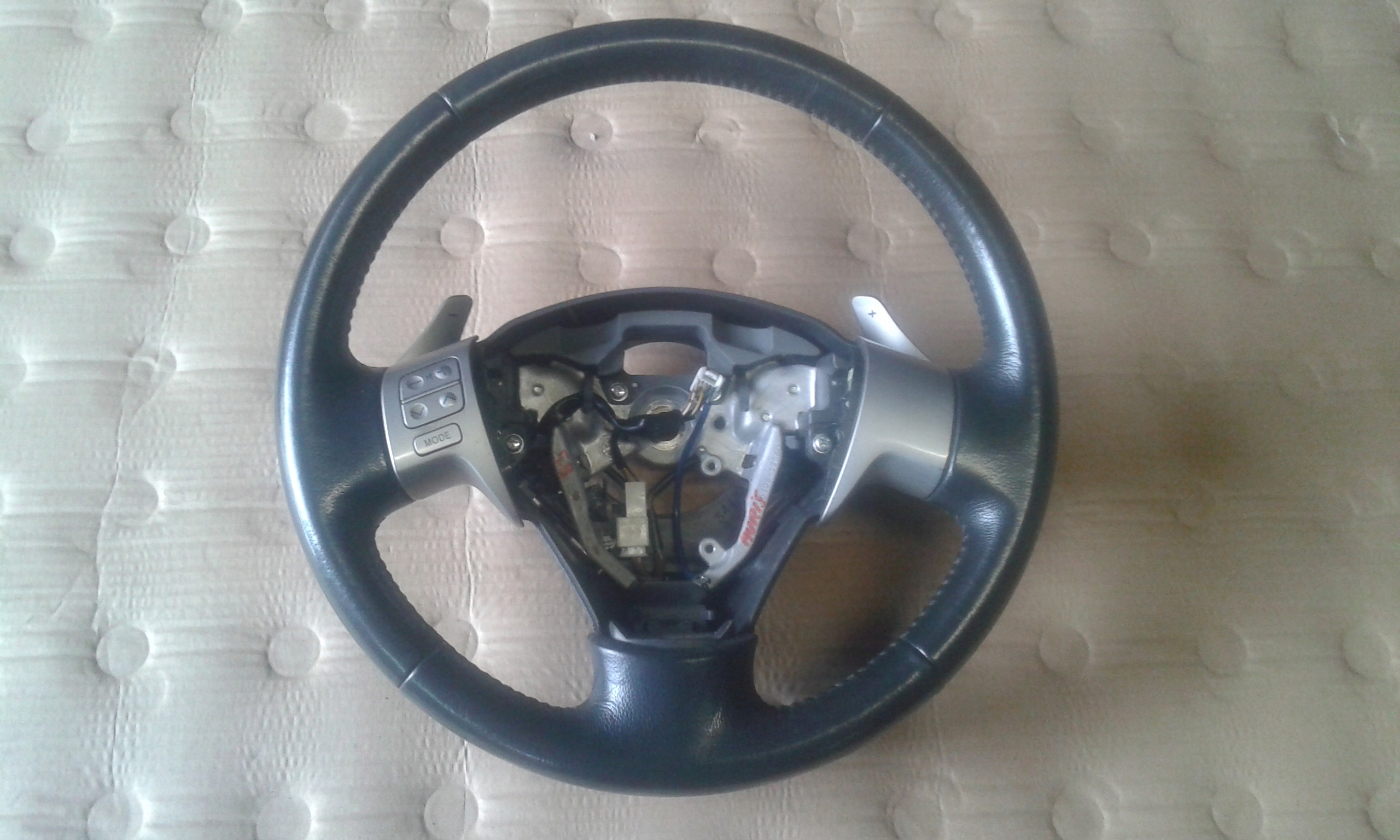 TOYOTA AURIS 07-09 KIEROWNICA SKÓRA ŁOPATKI