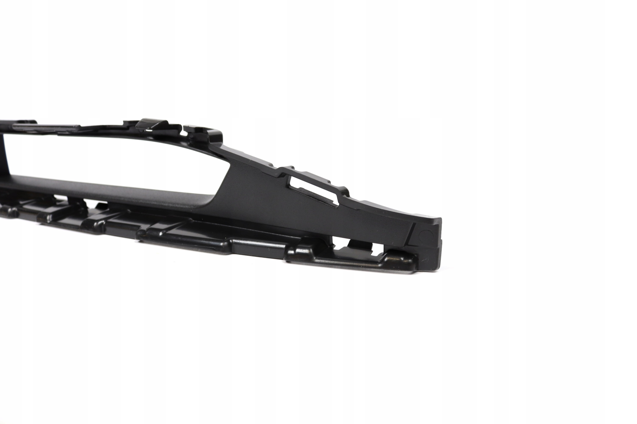 KRATKA ATRAPA SRODKOWA ZDERZAKA PRZOD AUDI A3 8V Installation side Front