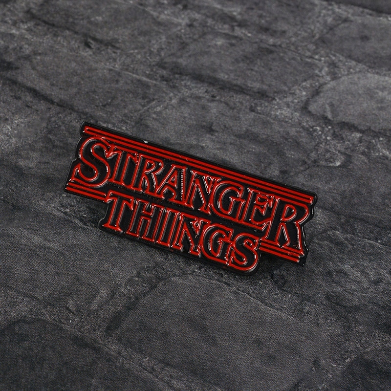Stranger Things Przypinka Logo Napis Eleven PL Rodzaj gadżetu filmowy