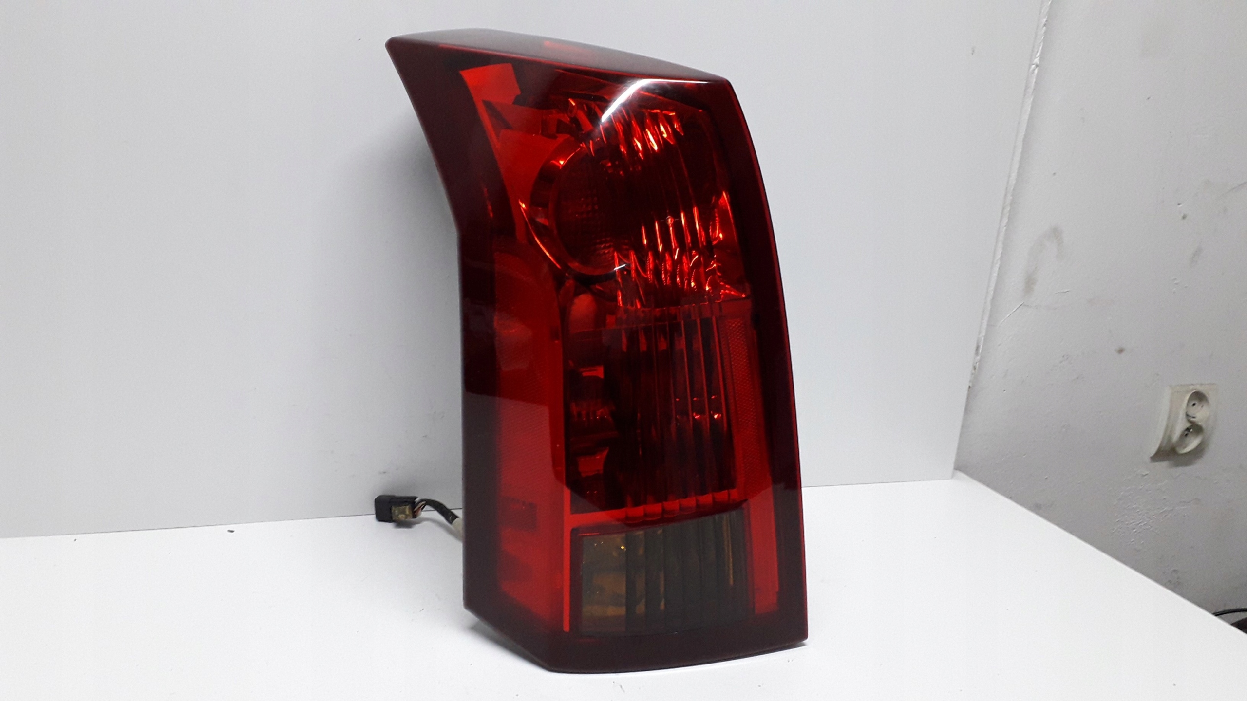 CADILLAC CTS 01- LAMPA LEWA TYLNA KOMPLETNA - CAŁA - ŁADNA
