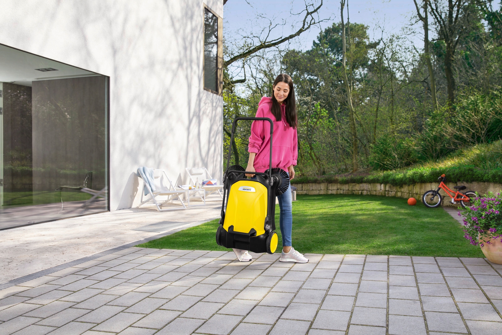 ZAMIATARKA DO LIŚCI KOSTKI TARASU KARCHER S 4 TWIN RĘCZNA SKUTECZNA 20L Szerokość robocza ze szczotkami bocznymi 680 cm
