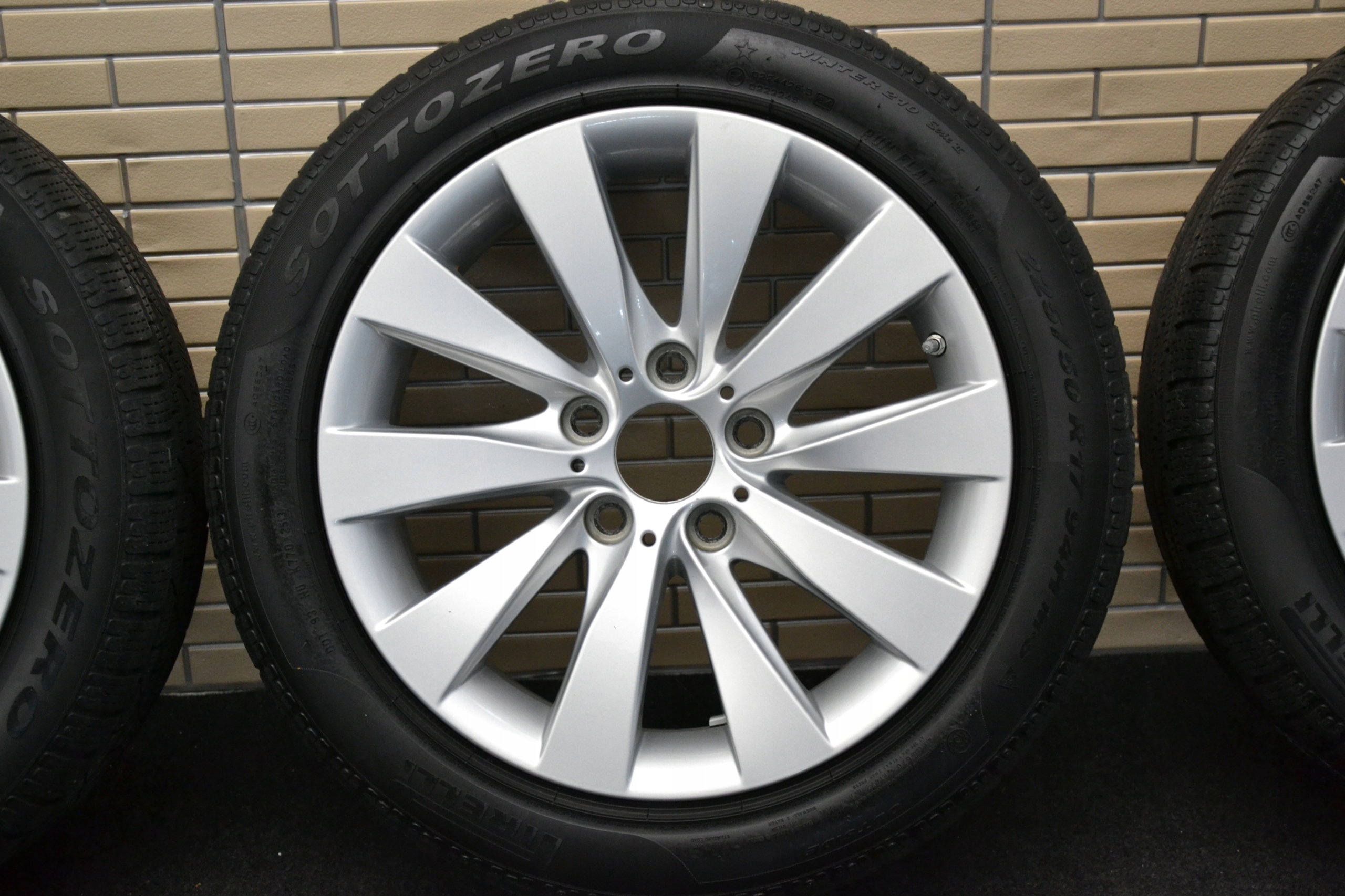 BMW F30 F32 F36 KOŁA ZIMOWE 17 CALI 225/50 IDEALNE Rodzaj felg Aluminiowe