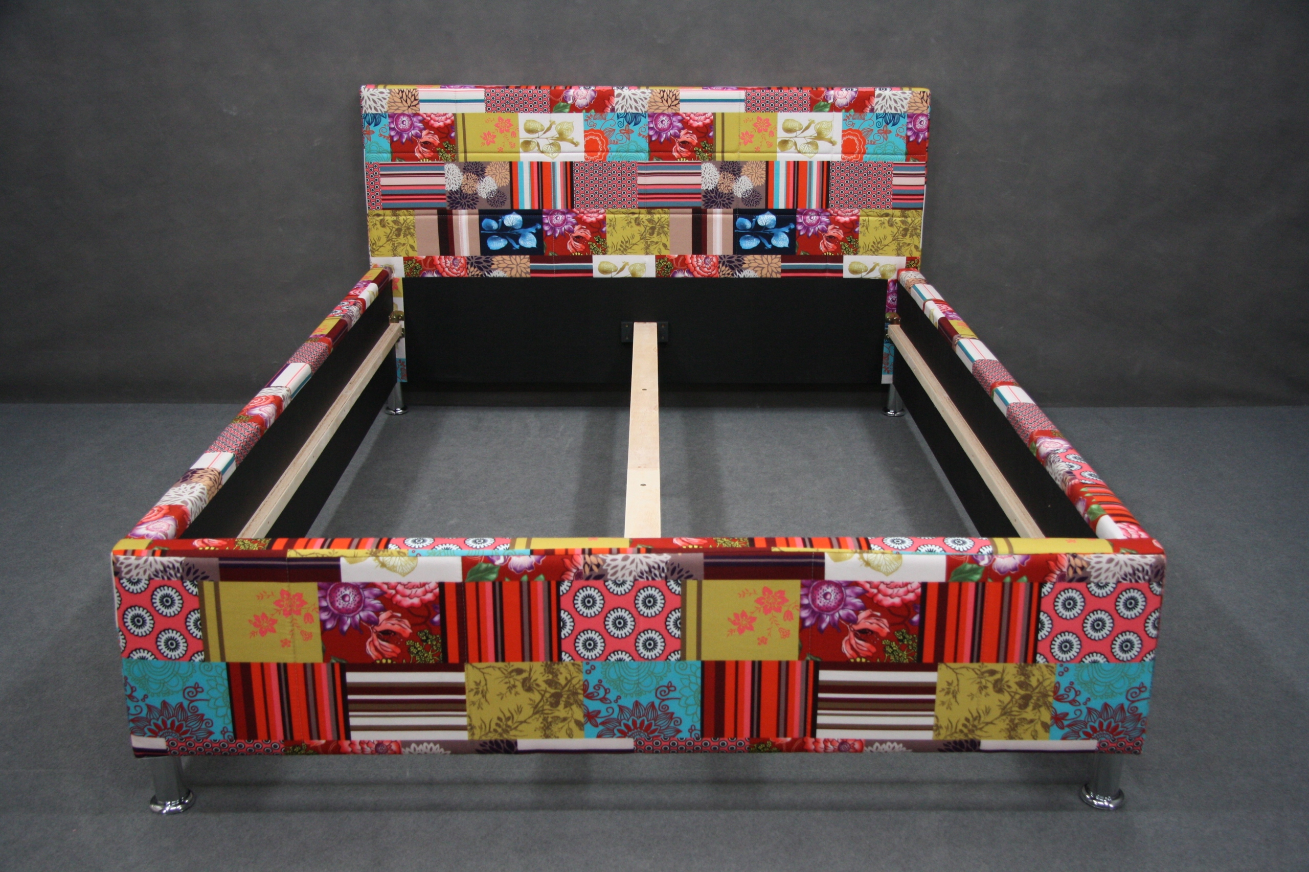 Rama 140 x 200 cm Łóżko Tkanina Materiał PATCHWORK Informacje dodatkowe z zagłówkiem