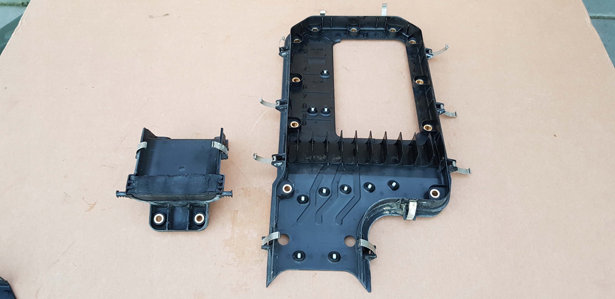 1365788 - DAF CF EURO 3 КРЫШКА ДЛЯ УСТАНОВКИ ПРОВОДОВ