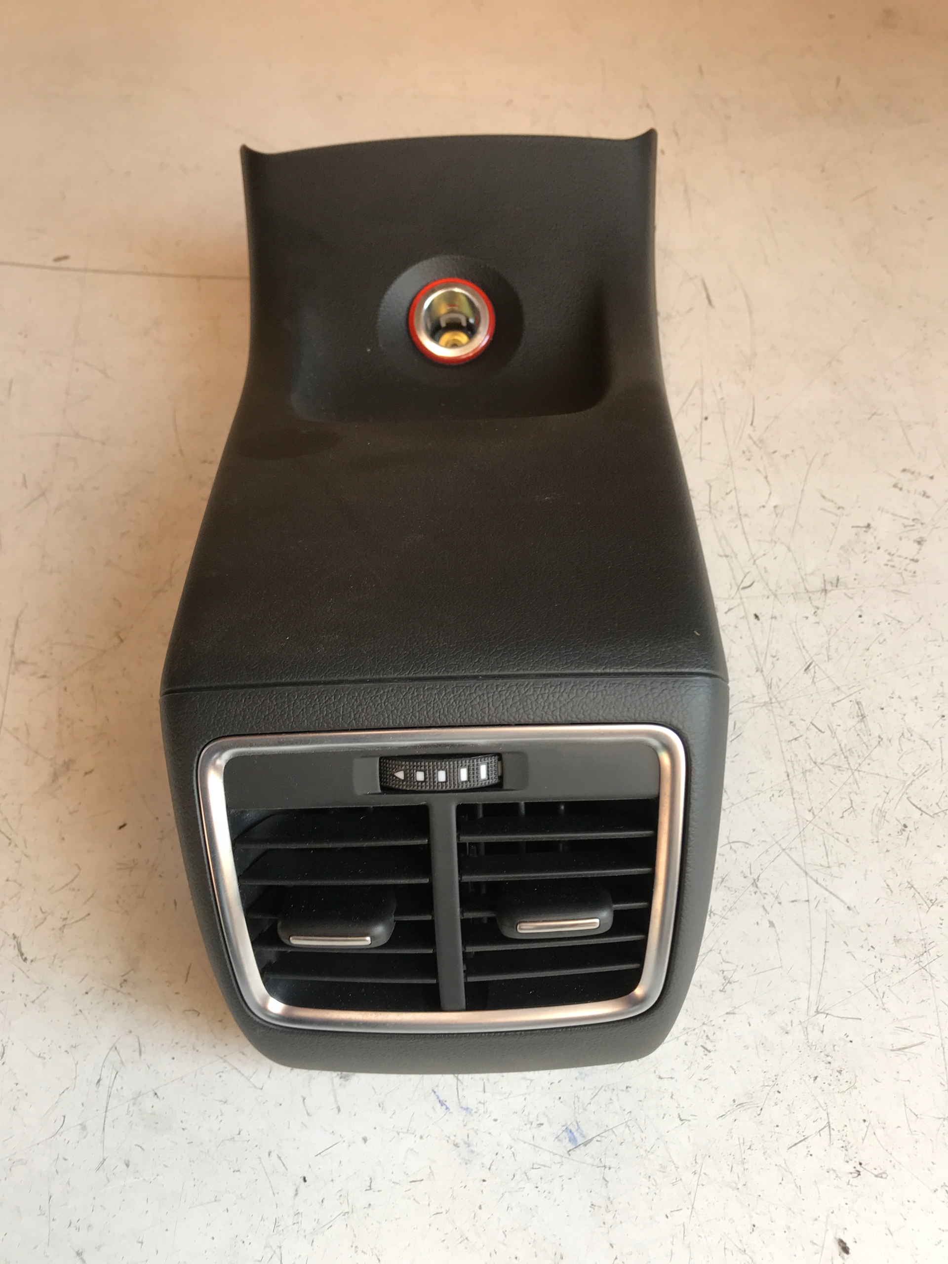 8U0819203A - Кришка тунелю рамка AUDI Q3 8u0864376a