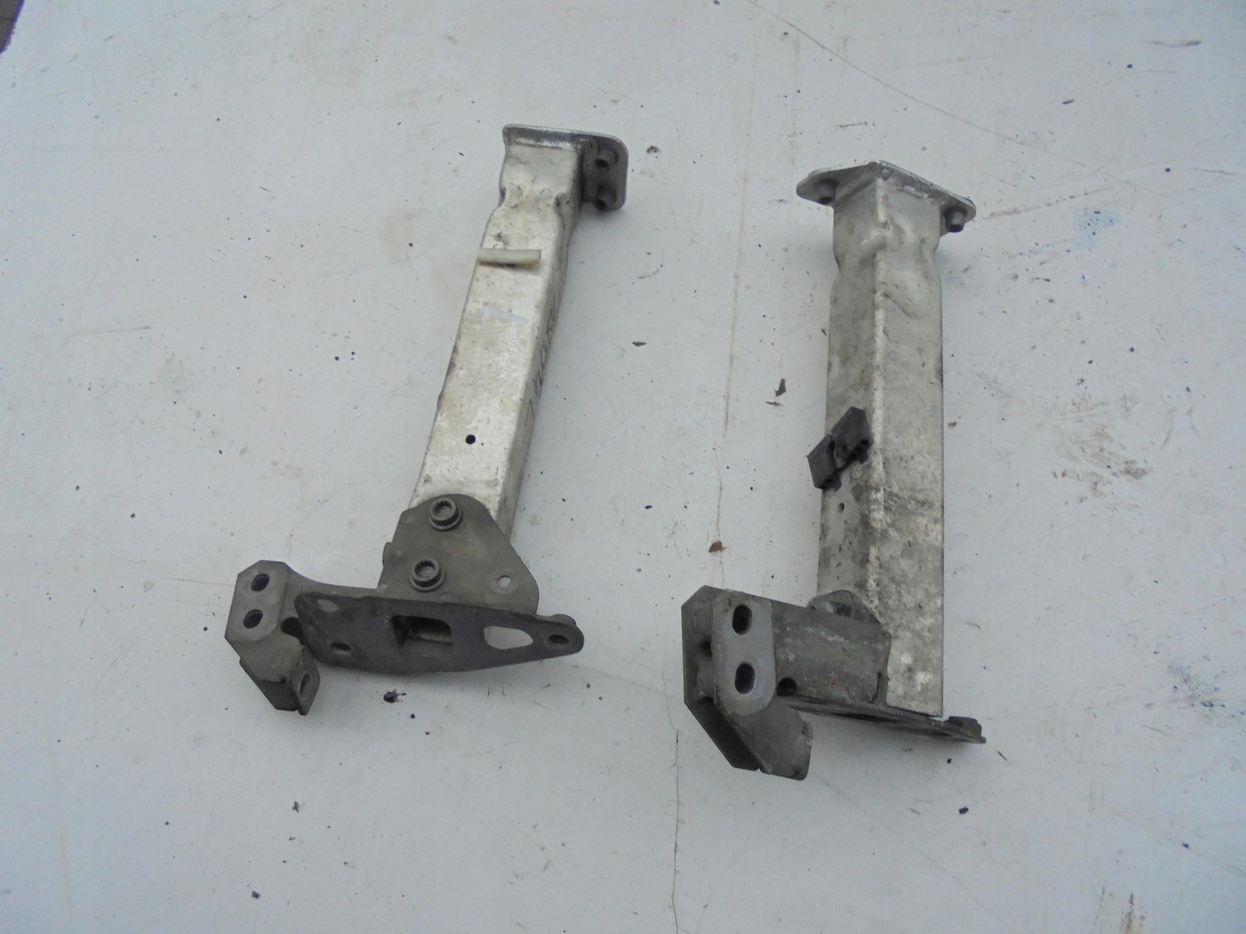 ЗОНА ЗГИНУ ЛІВИЙ ПЕРЕД AUDI A8 D4