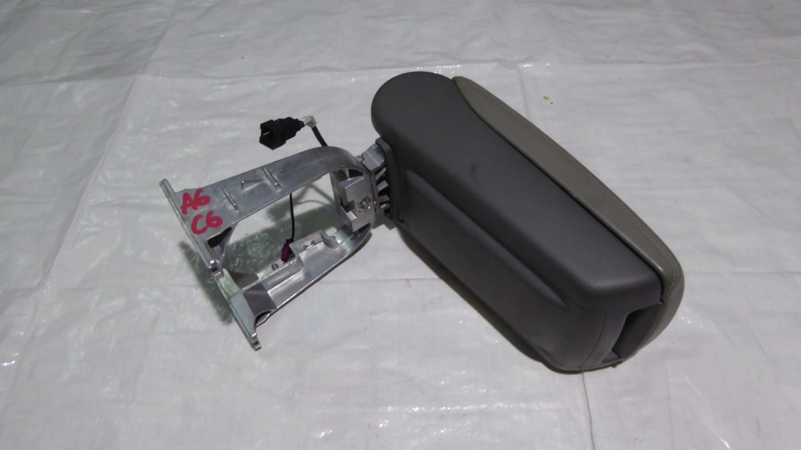 Підлокітник AUDI A6 C6 04-08 шкіра яскрава Європа