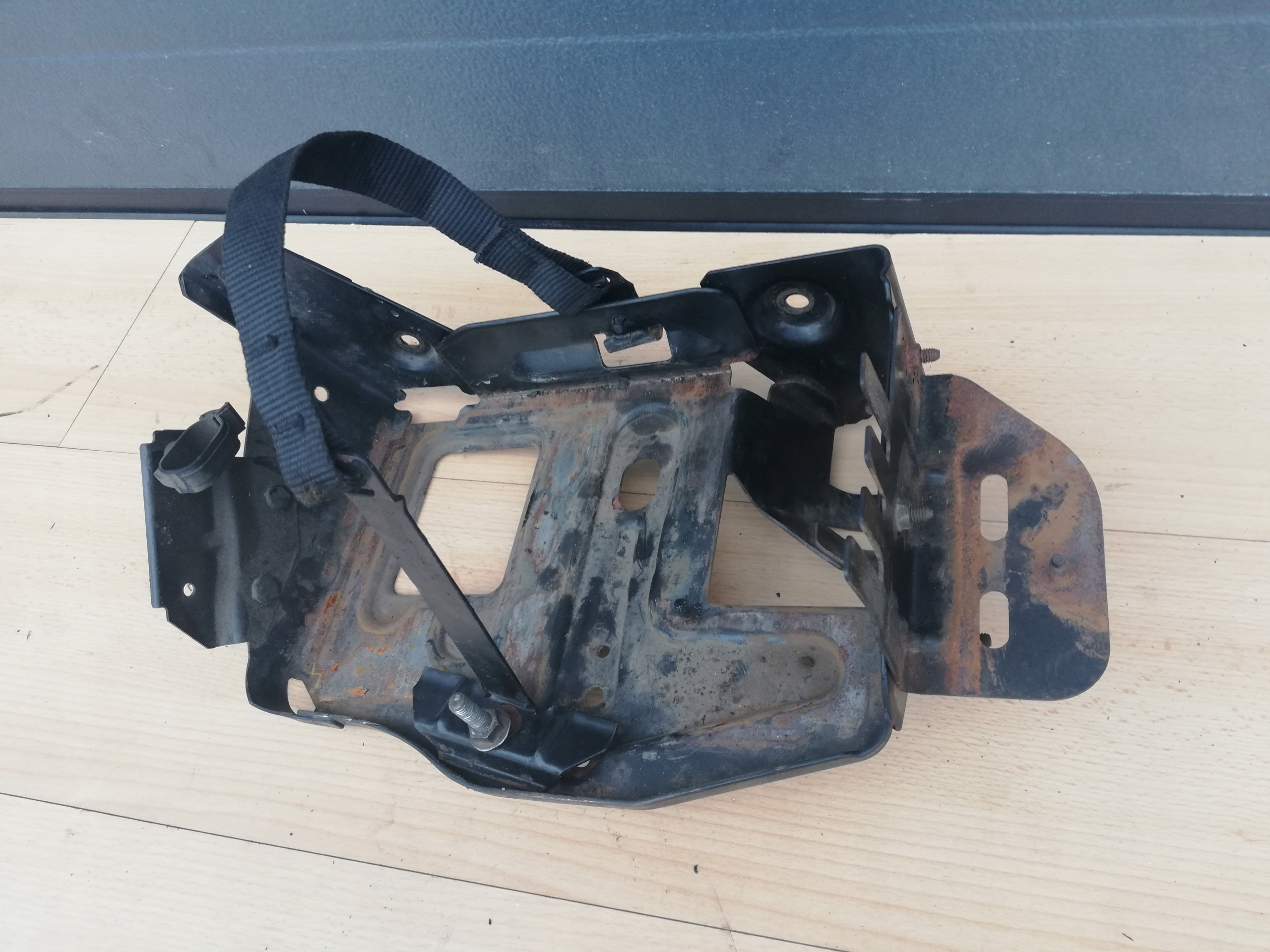 PODSTAWA AKUMULATORA ALFA ROMEO 147