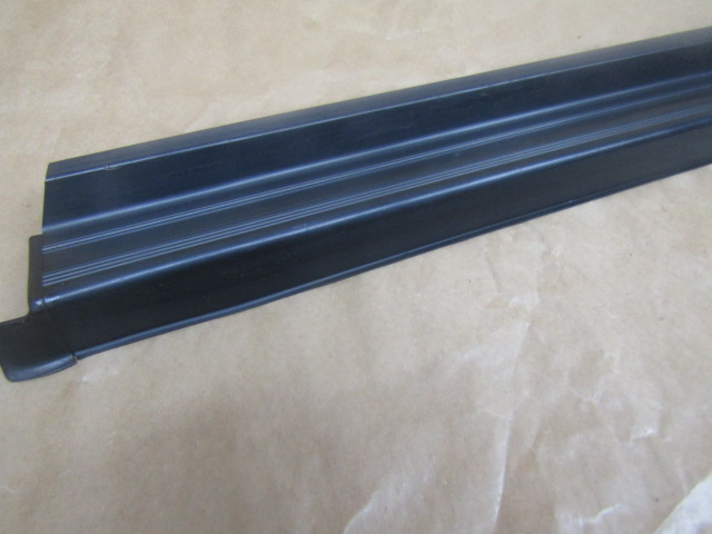 11 MERCEDES W201 190 LISTWA PROGOWA NAKLADKA NA PROG TYLNA CZARNA Producent części Mercedes-Benz OE