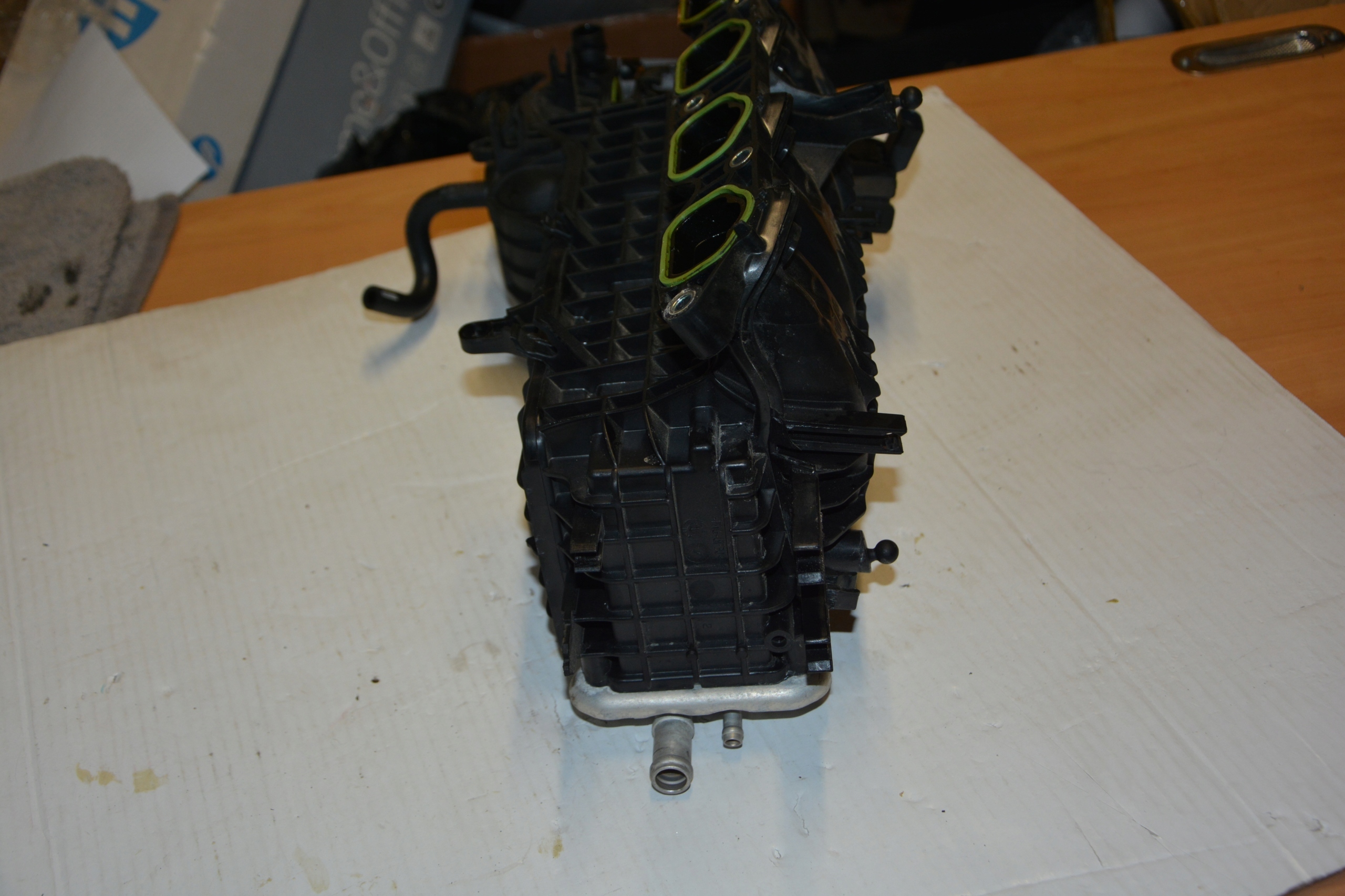 KOLEKTOR SSĄCY CHŁODNICZKA VW SHARAN 3 04E129711J Producent części Volkswagen OE