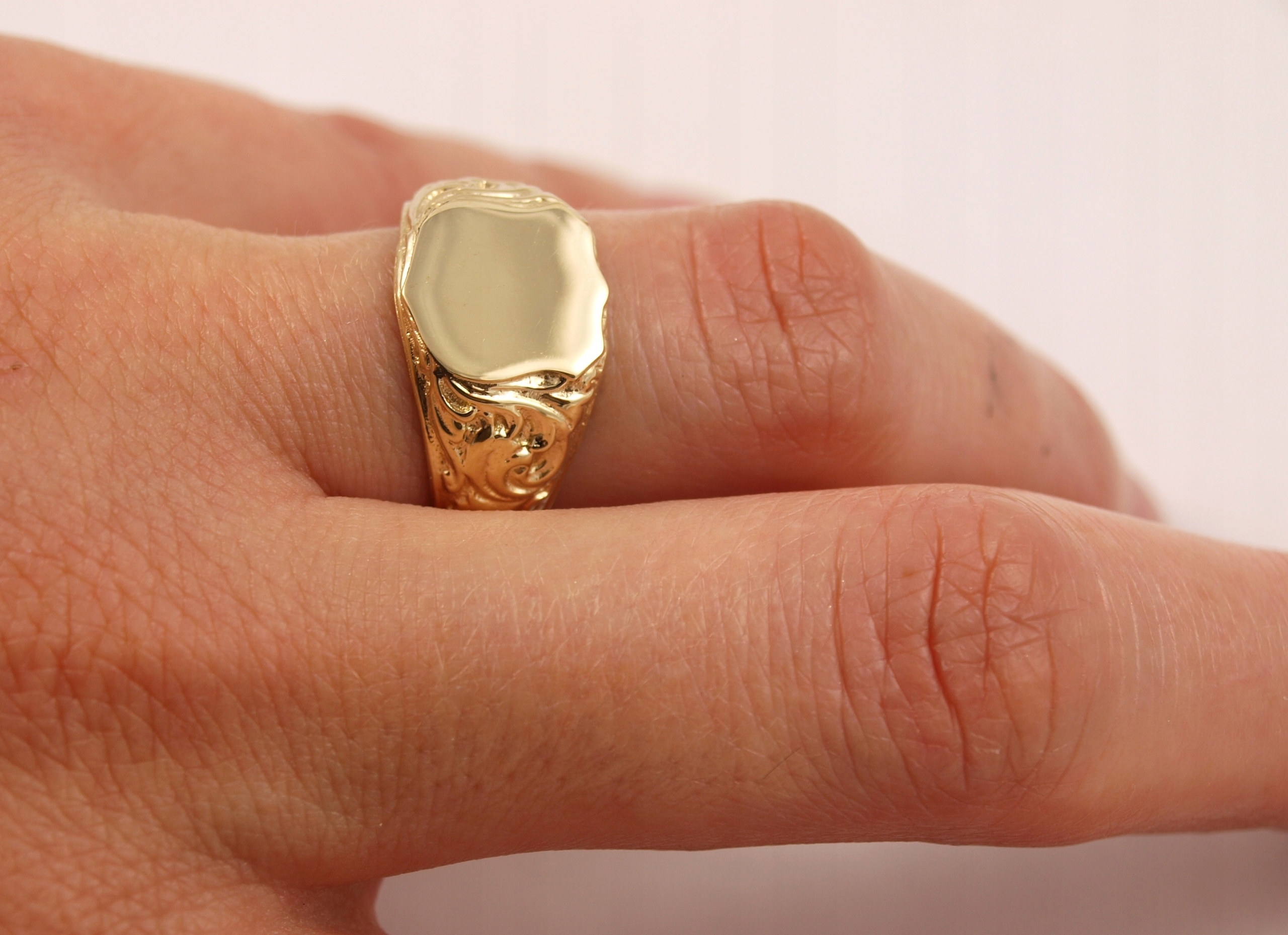 SYGNET MĘSKI ZŁOTY PIĘKNE ZDOBIENIA ZŁOTO 585 Materiał żółte złoto