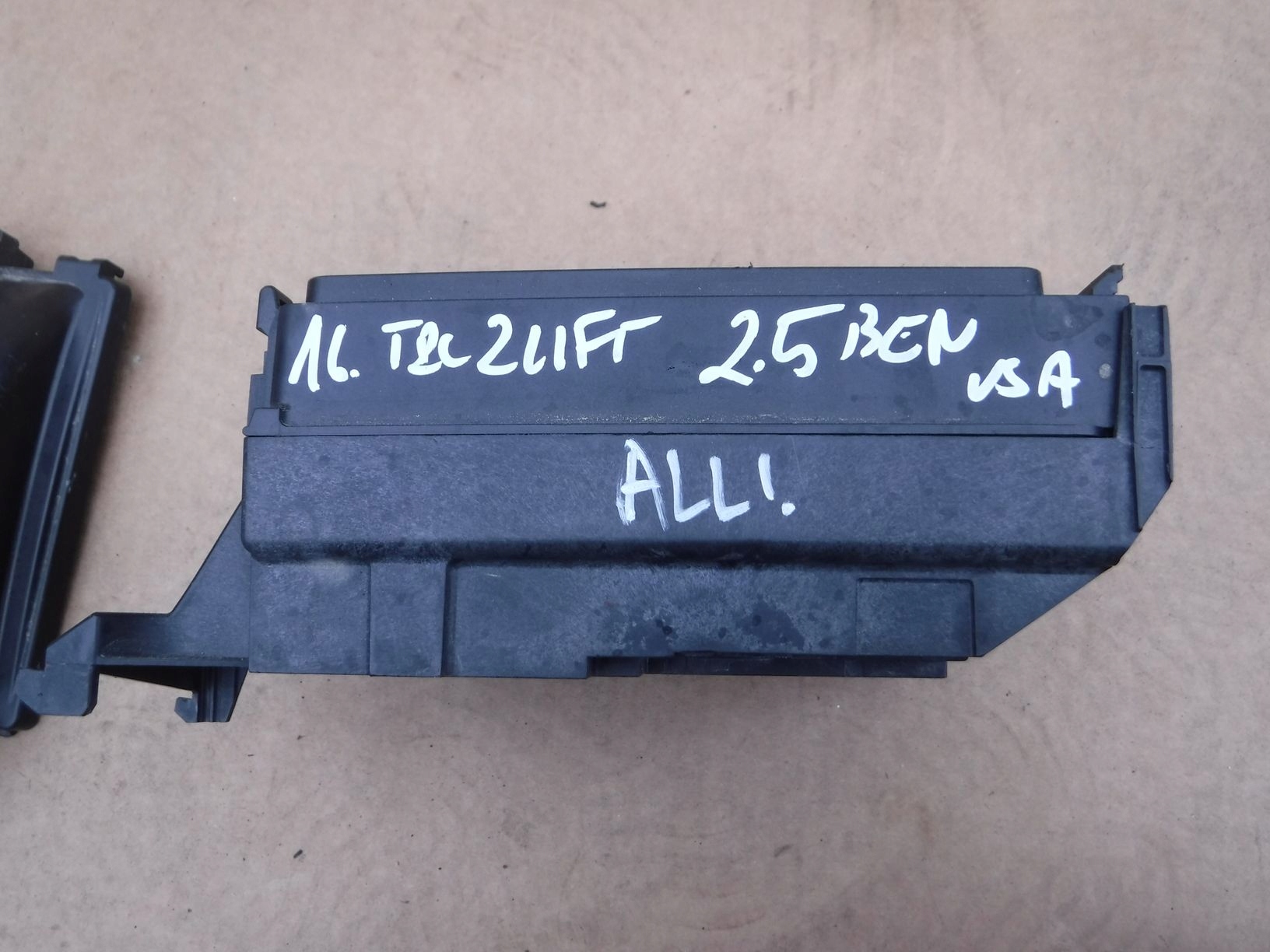 PUSZKA BEZPIECZNIKÓW FORD CONNECT LIFT 2.5 BENZYNA USA Producent części Ford OE