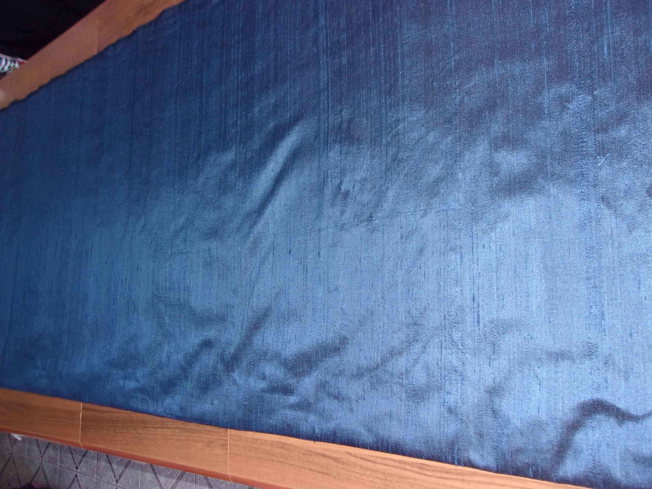 tmavě modrý hedvábný šantung