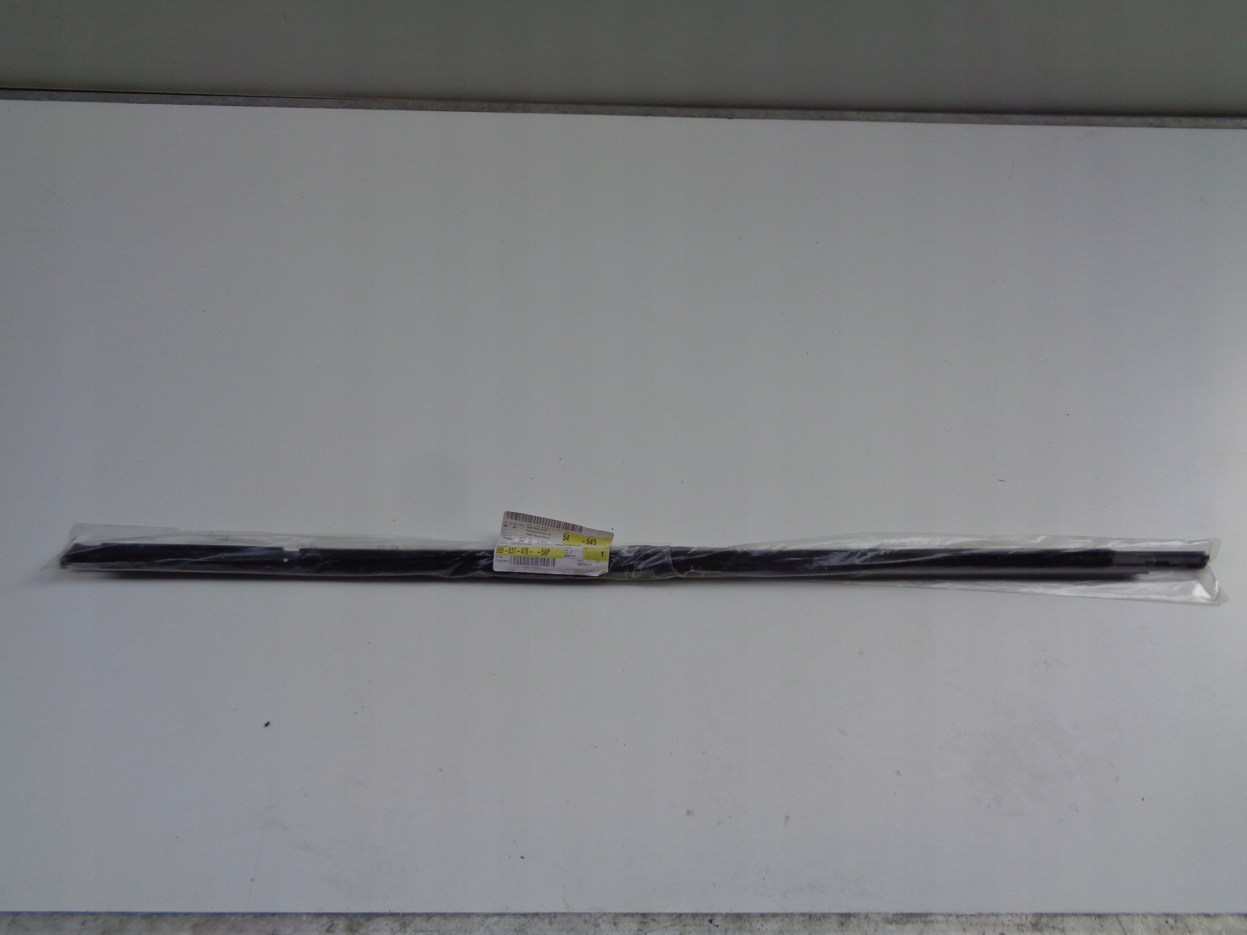 NOWA LISTWA DRZWI PRAWA PRZEDNIA SKODA OCTAVIA III