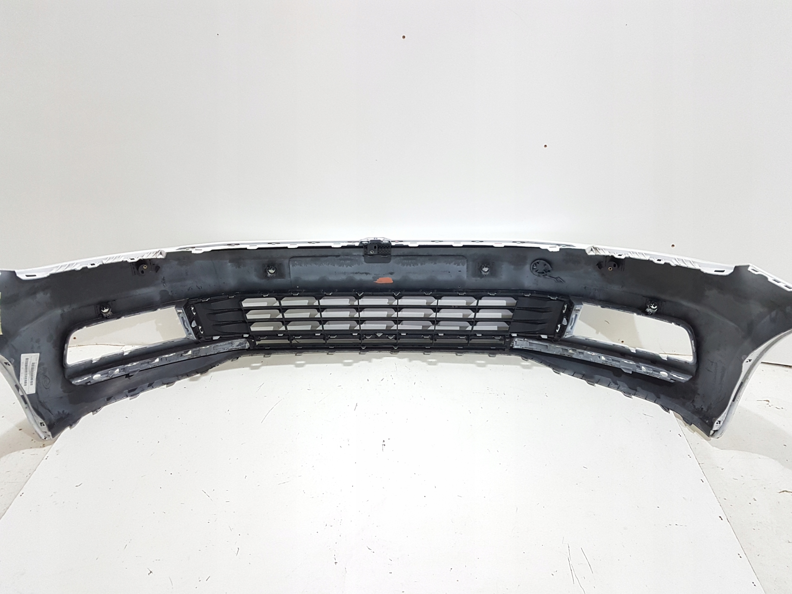 ZDERZAK PRZEDNI PRZÓD VW TOURAN II 15- 5TA807221 Otwory dla lampy przeciwmgielnej na czujniki parkowania