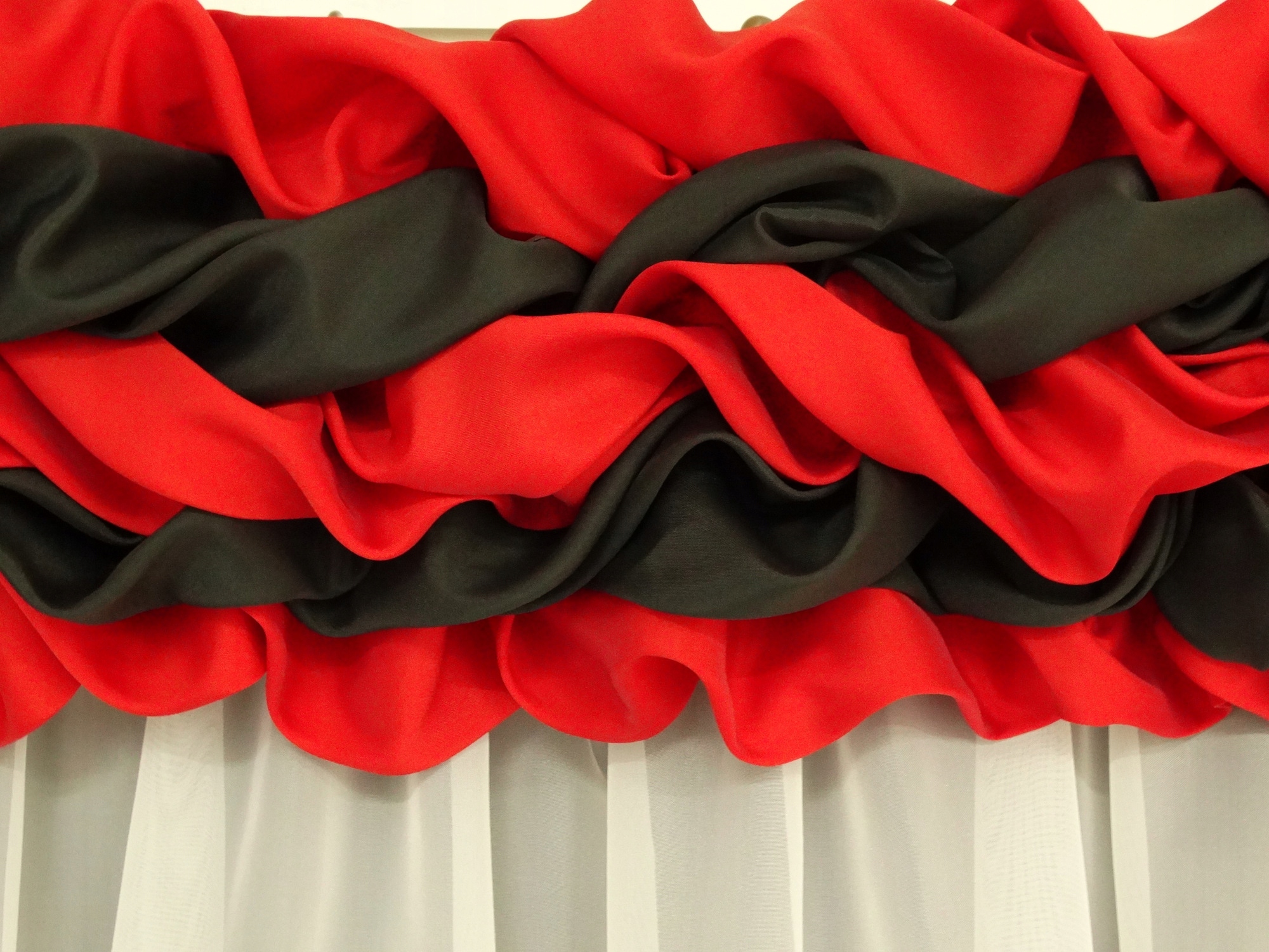 Mg Lambrekýn Warkocz červený/černý Široký 400 cm