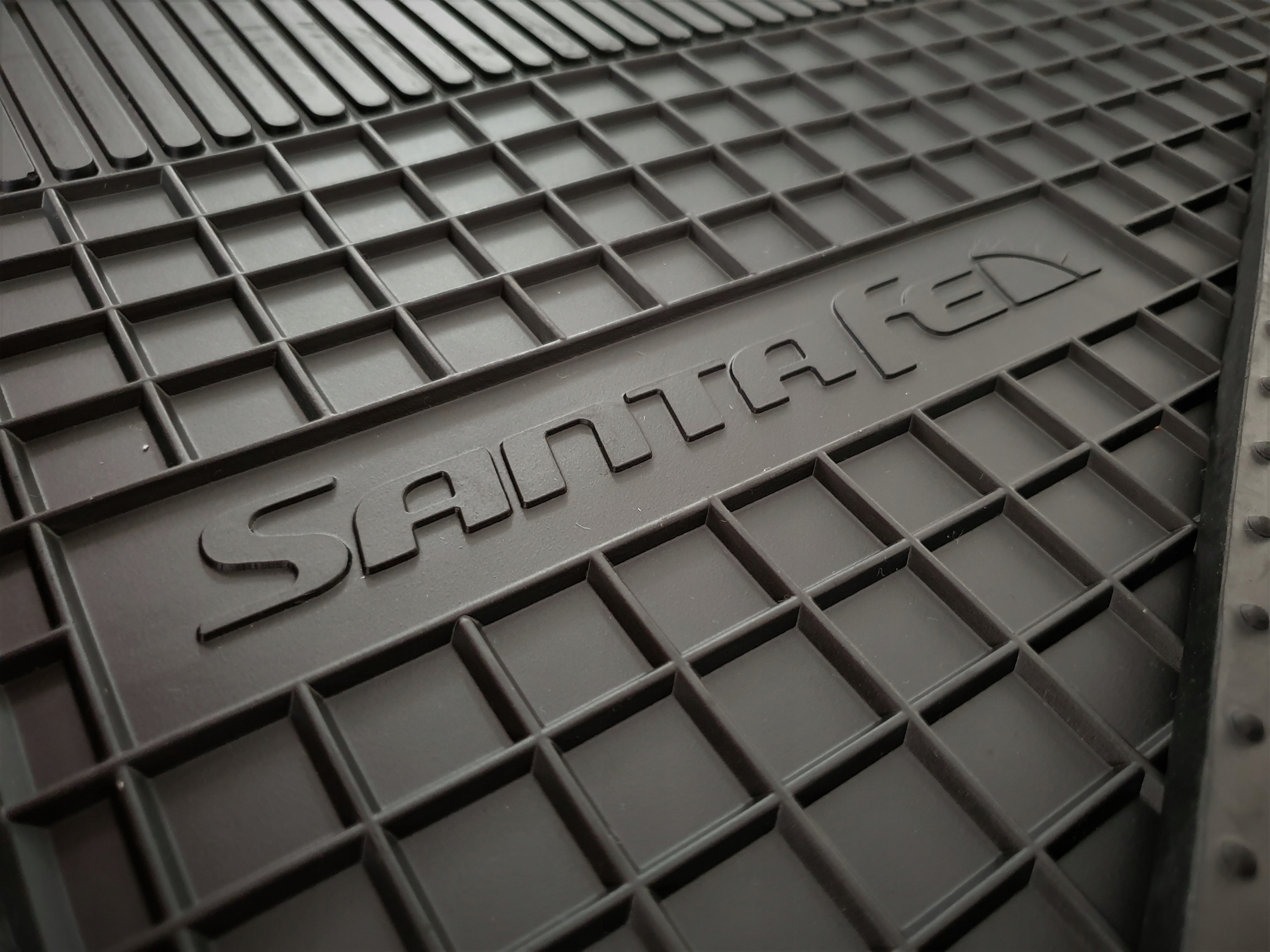 

Dywaniki gumowe do Hyundai Santa Fe II 06-12r Oem