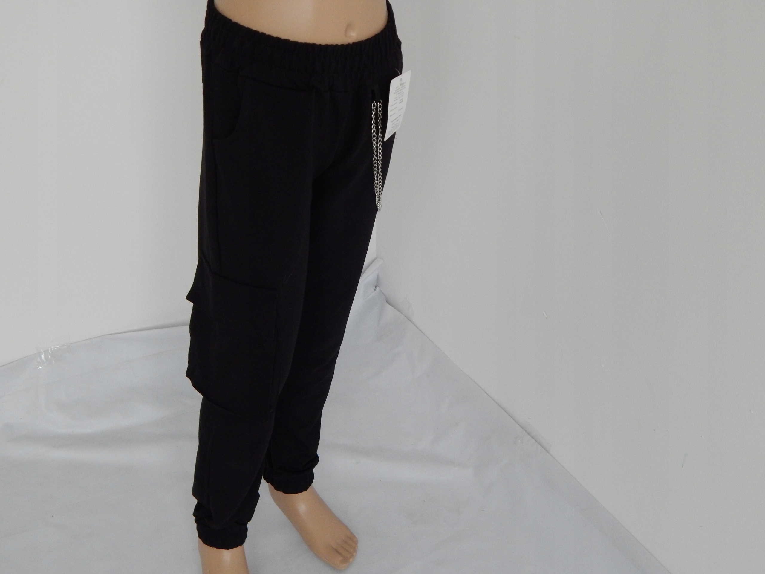 Spodnie bojówki z łańcuszkiem Wiek dziecka 7 lat +