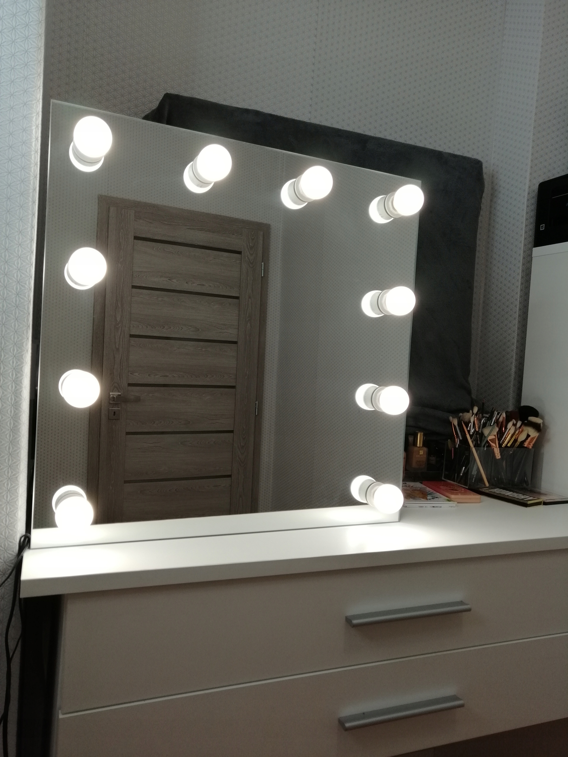 Zrcadlo pro líčení vizáže salonu make-up Hollywood